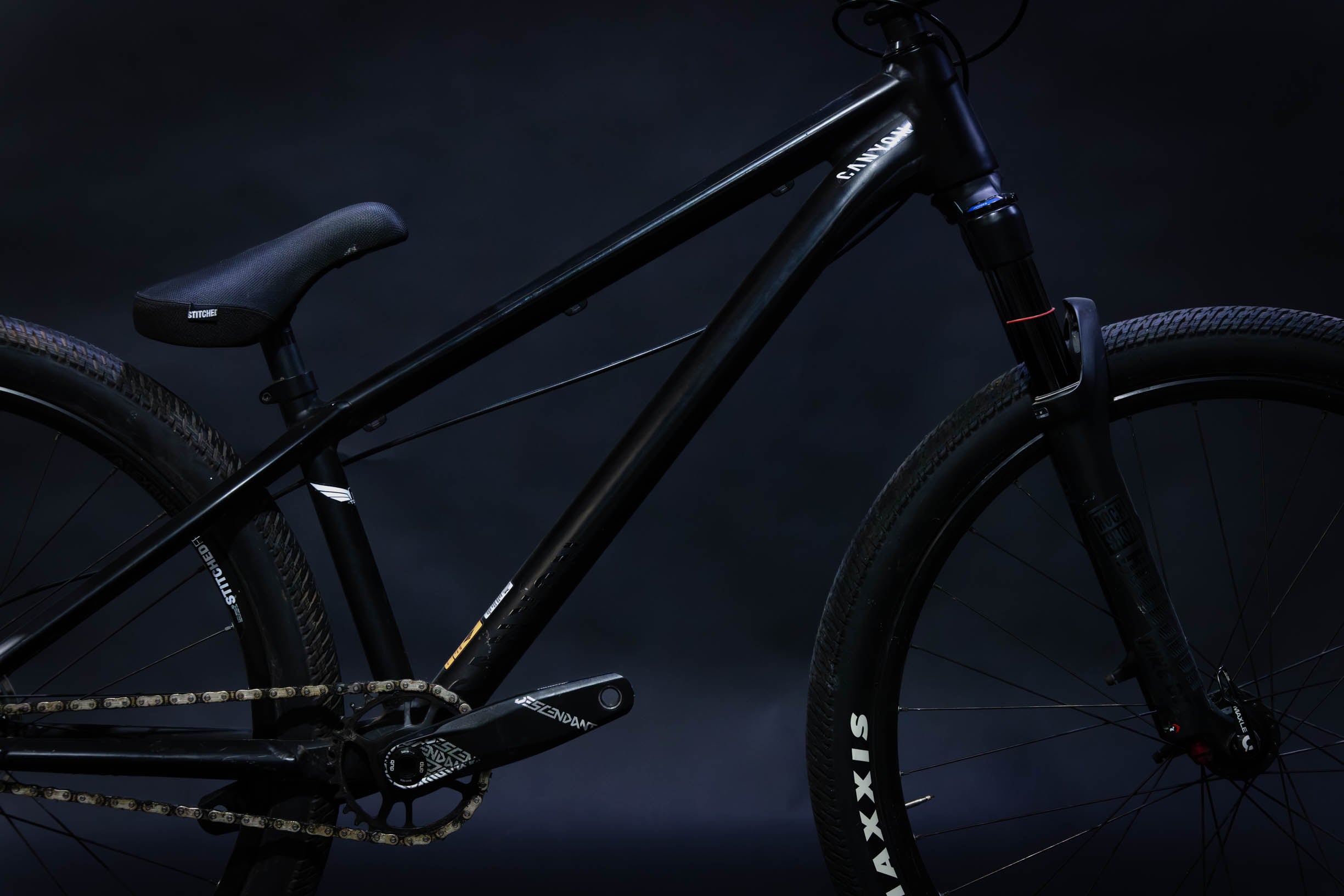 Bicicleta de ciudad Dirt Jump Canyon Stitched Talla Regular Rodado 26" (2021) Seminueva