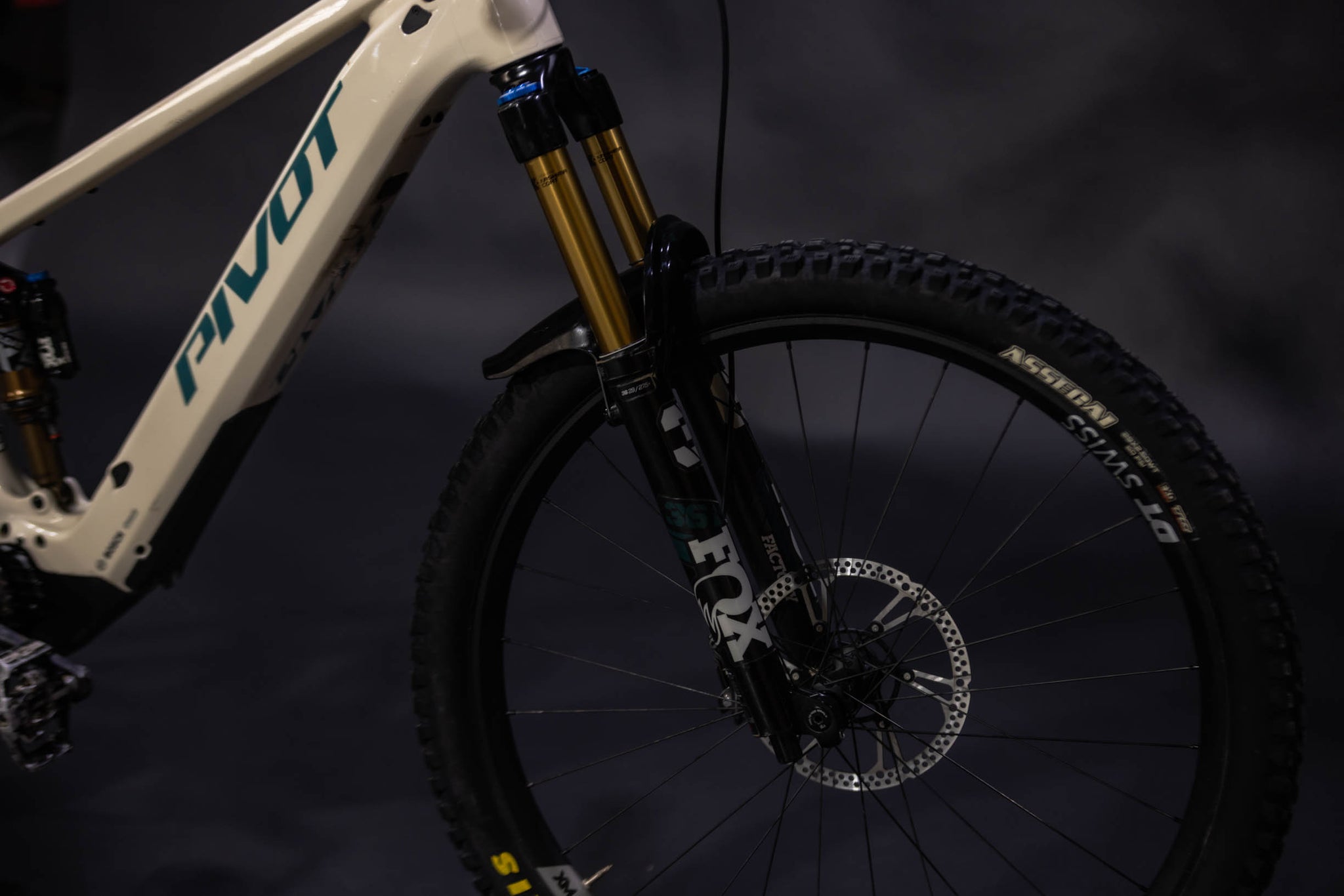 Bicicleta de Montaña Asistida Doble Suspensión Pivot Cycles Shuttle AM 29" Talla Large (2024) Seminueva