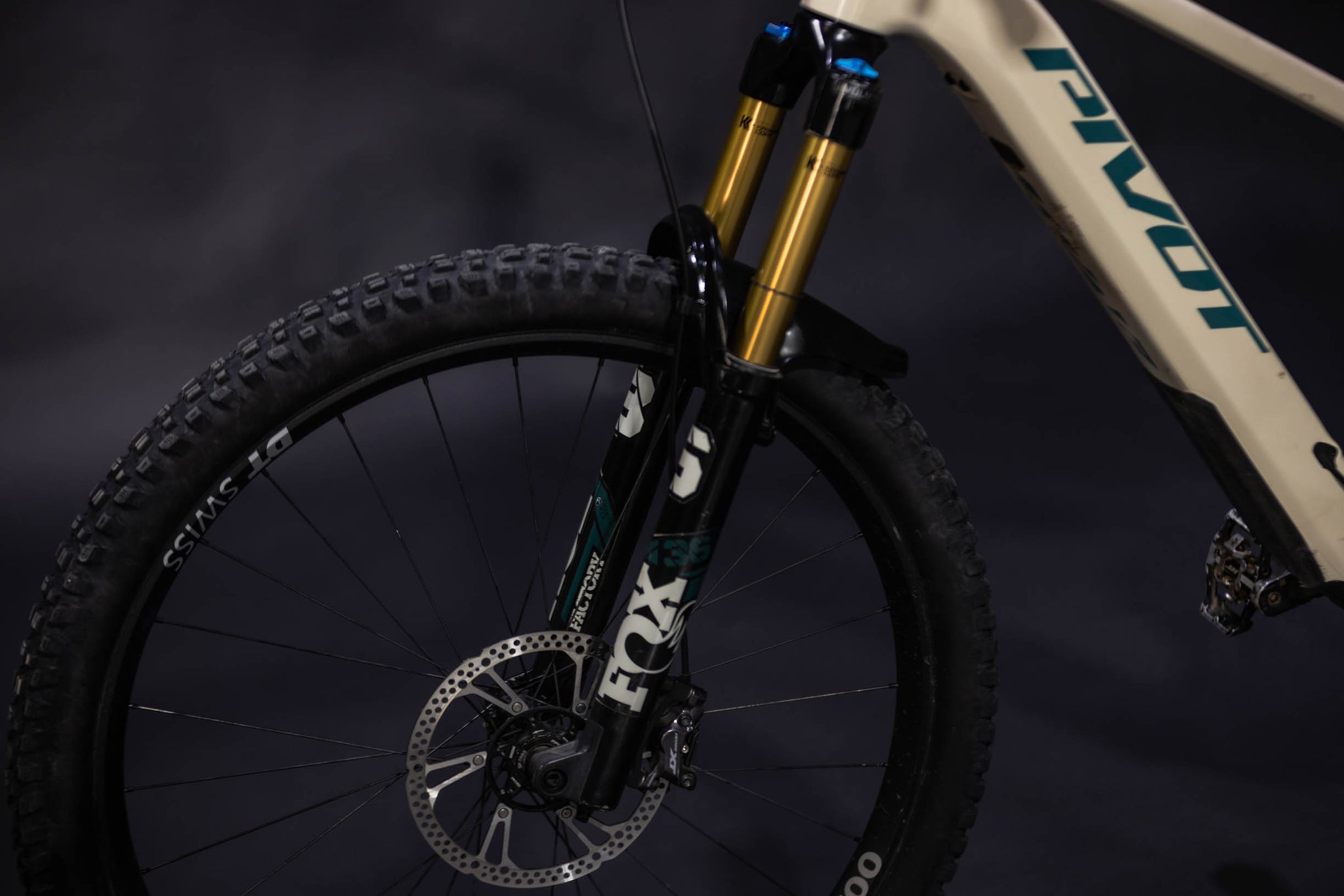 Bicicleta de Montaña Asistida Doble Suspensión Pivot Cycles Shuttle AM 29" Talla Large (2024) Seminueva