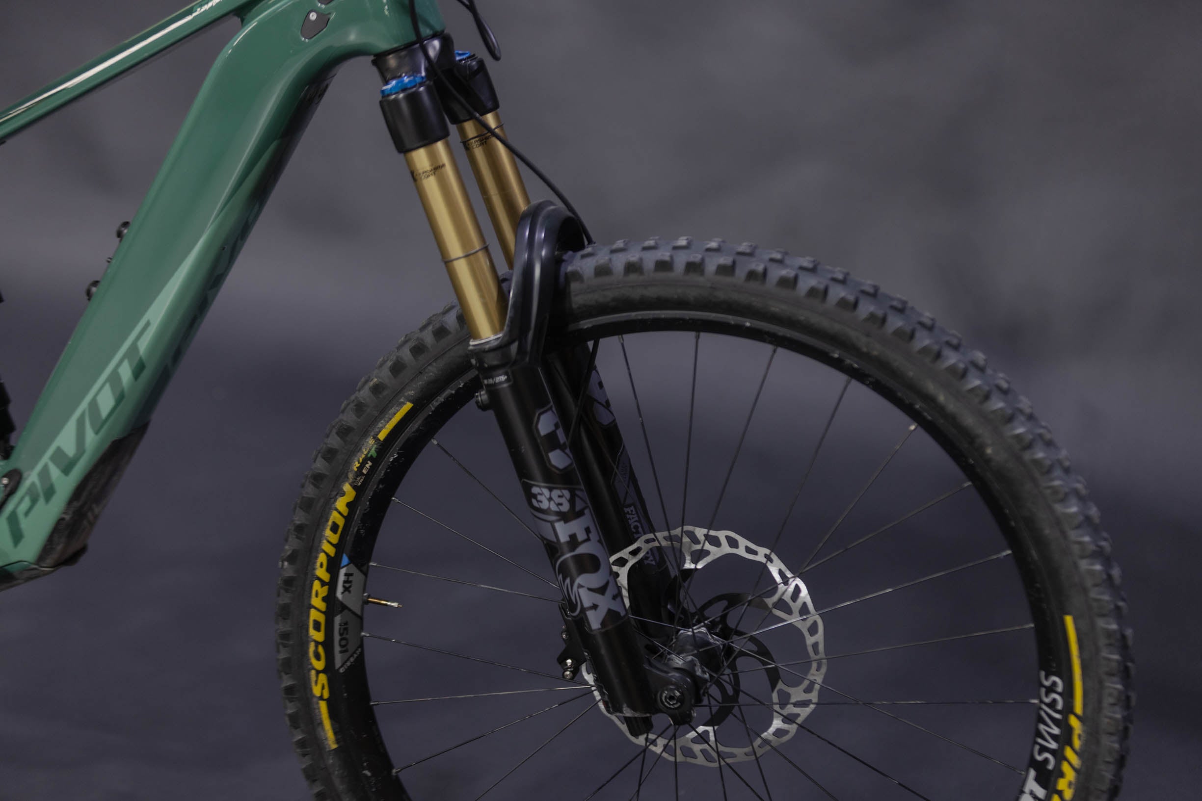 Bicicleta de Montaña Asistida Doble Suspensión Pivot Cycles Shuttle LT 29" Talla Small (2023) Seminueva