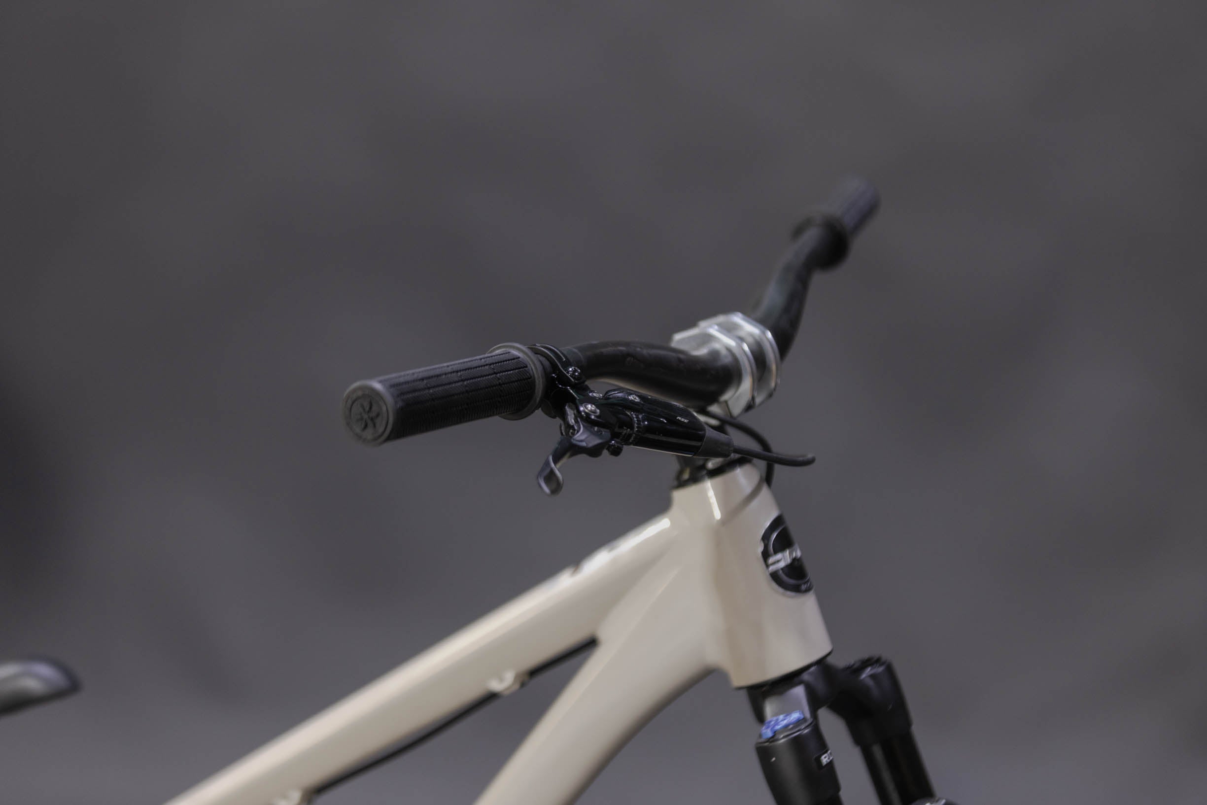 Bicicleta de ciudad Dirt Jump DMR Rhythm Talla Regular Rodado 26" (2024) Seminueva