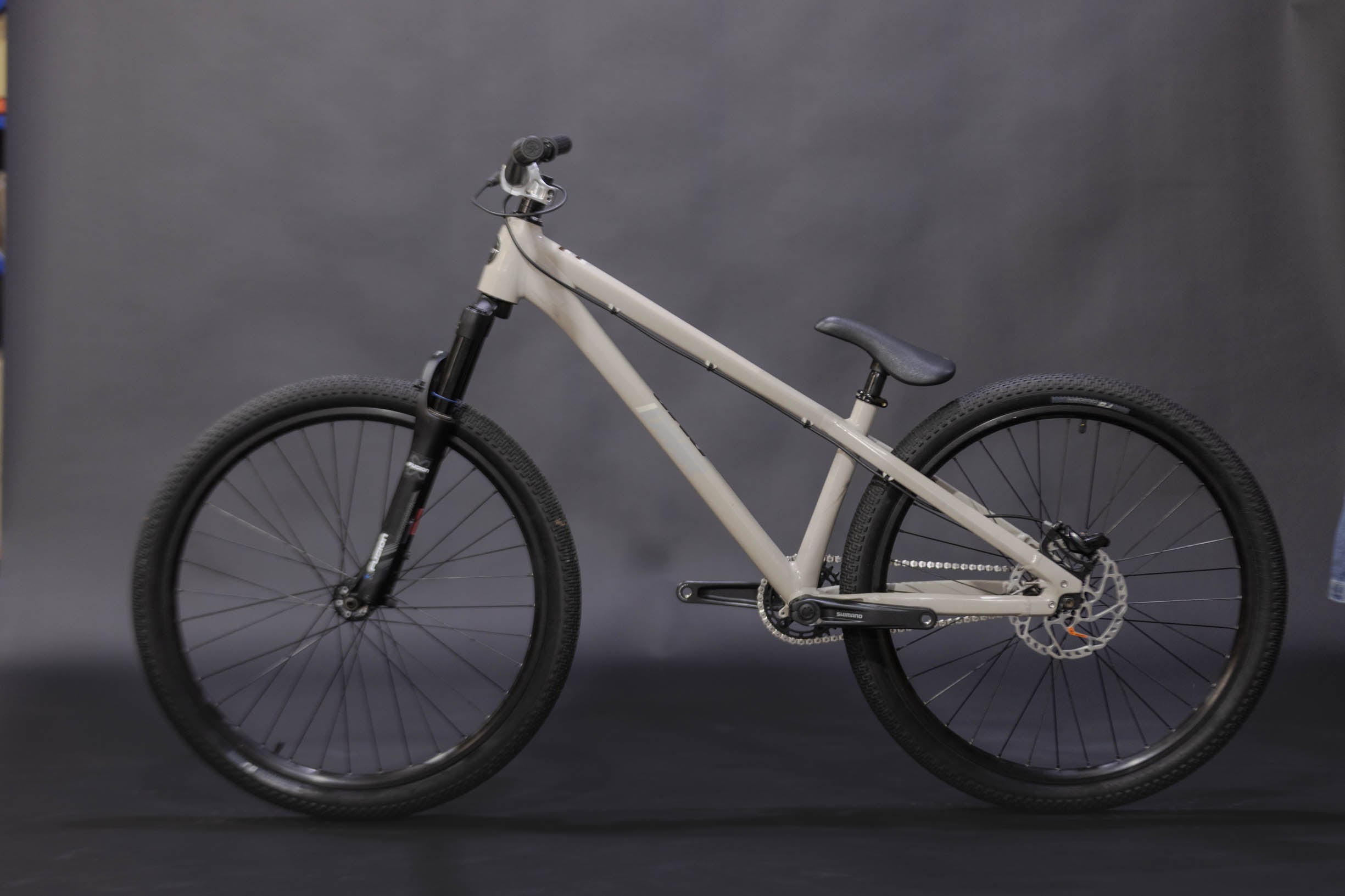 Bicicleta de ciudad Dirt Jump DMR Rhythm Talla Regular Rodado 26" (2024) Seminueva