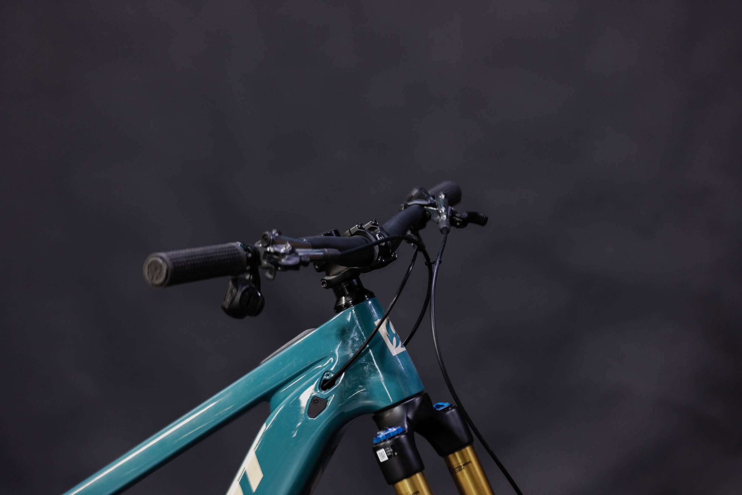 Bicicleta de Montaña Asistida Doble Suspensión Pivot Cycles Shuttle LT 27.5/29" Talla Medium (2025) Seminueva