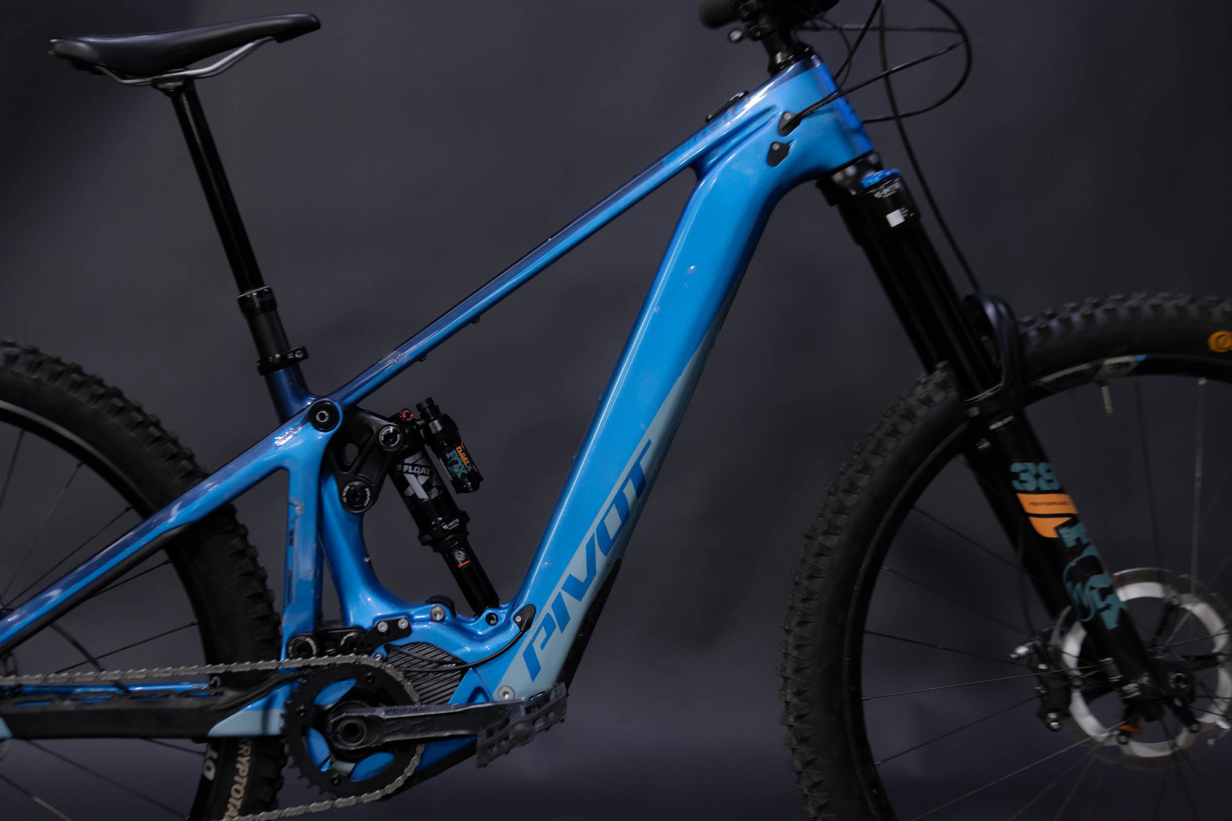 Bicicleta de Montaña Asistida Doble Suspensión Pivot Cycles Shuttle LT 29" Talla Small (2023) Seminueva