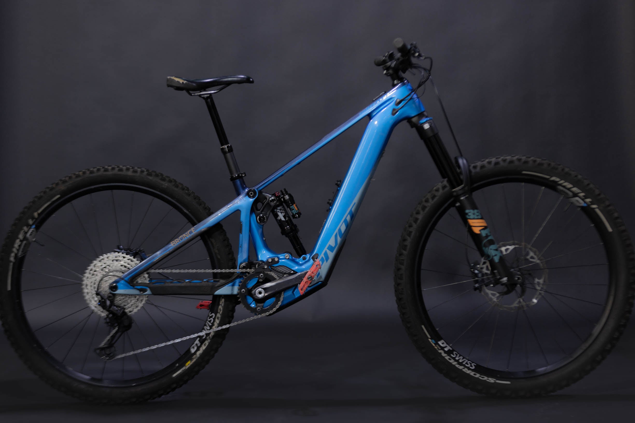 Bicicleta de Montaña Asistida Doble Suspensión Pivot Cycles Shuttle LT 29" Talla Small (2023) Seminueva