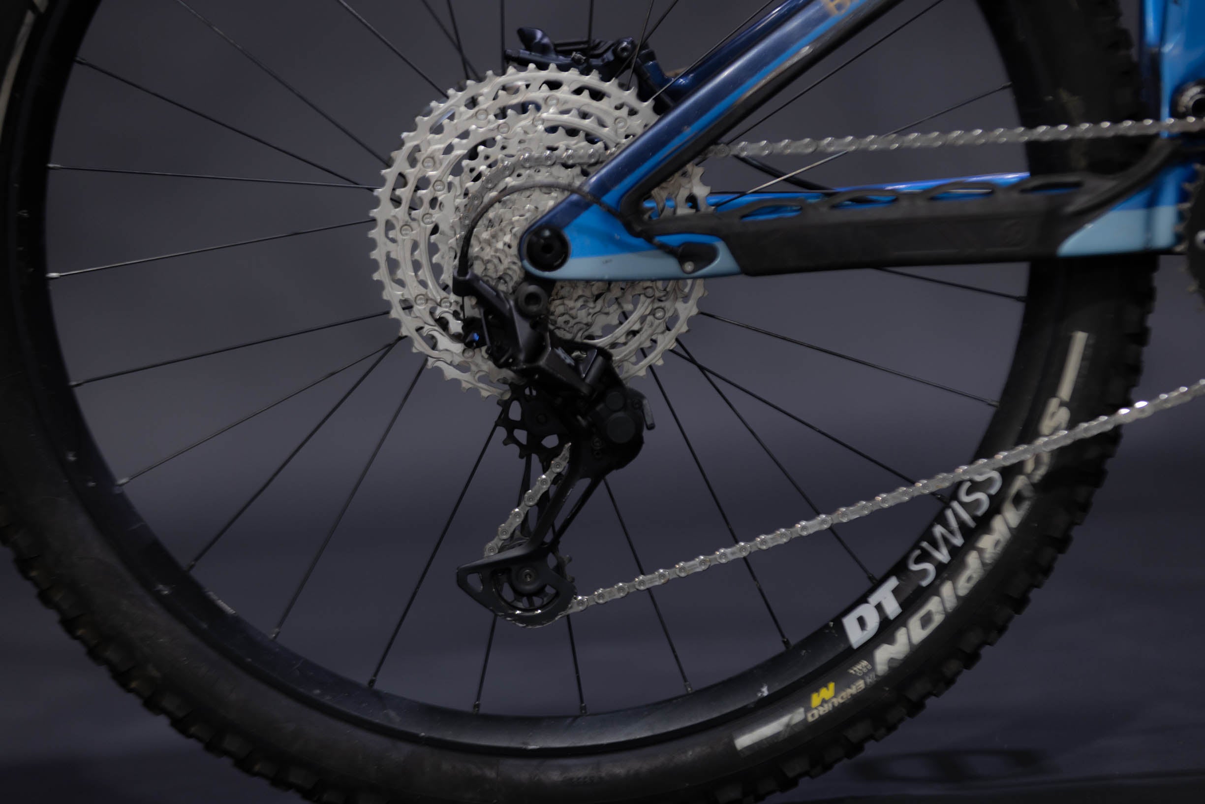 Bicicleta de Montaña Asistida Doble Suspensión Pivot Cycles Shuttle LT 29" Talla Small (2023) Seminueva