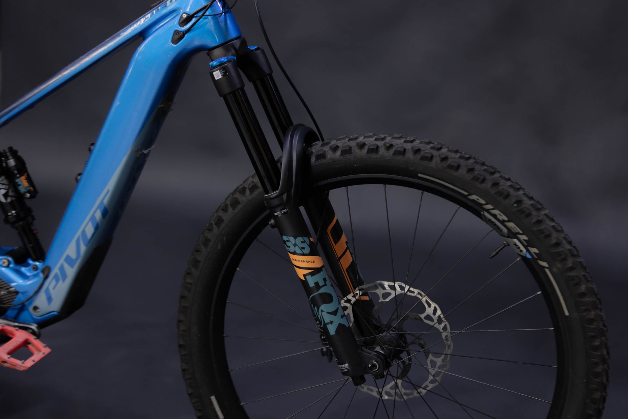 Bicicleta de Montaña Asistida Doble Suspensión Pivot Cycles Shuttle LT 29" Talla Small (2023) Seminueva