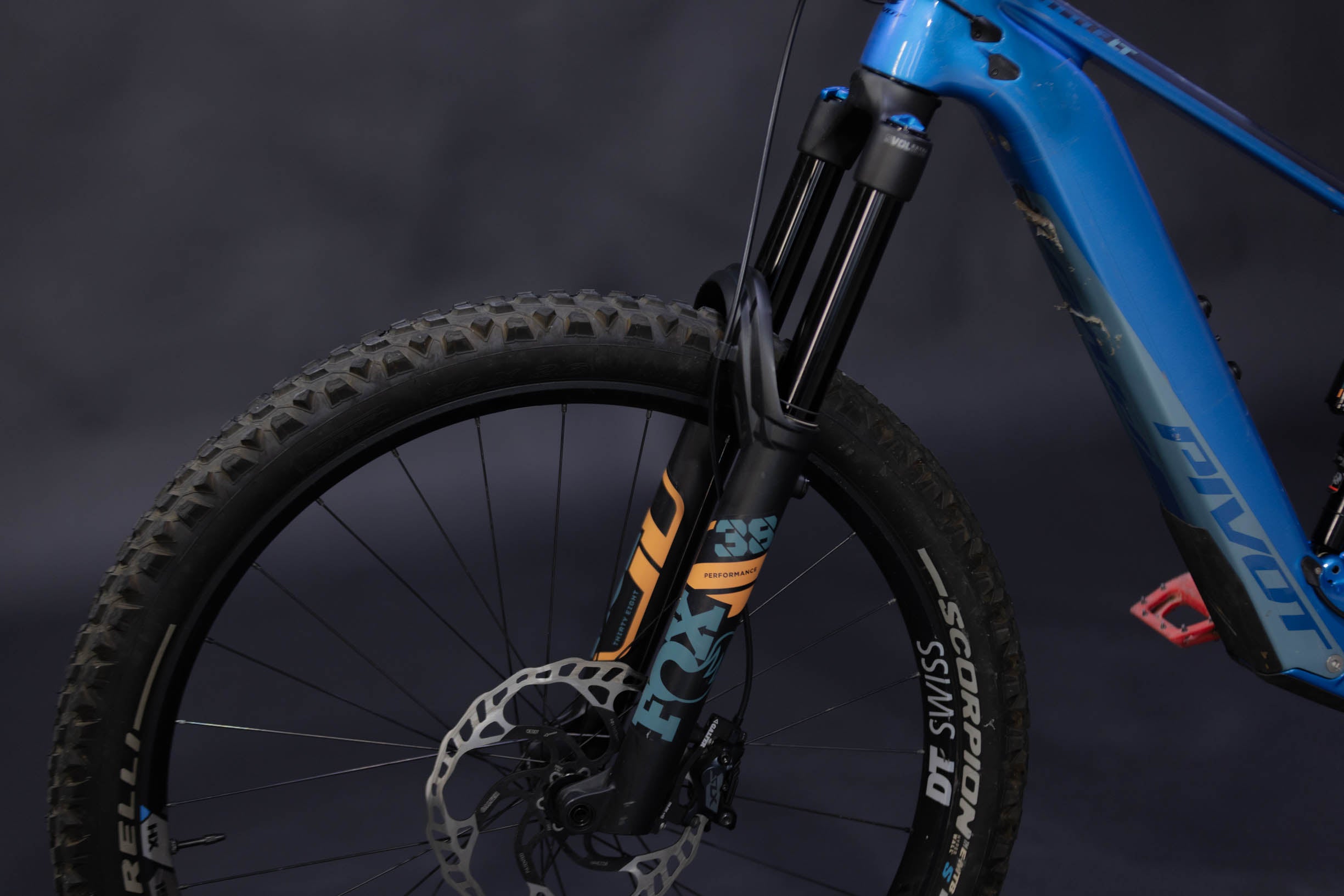 Bicicleta de Montaña Asistida Doble Suspensión Pivot Cycles Shuttle LT 29" Talla Small (2023) Seminueva