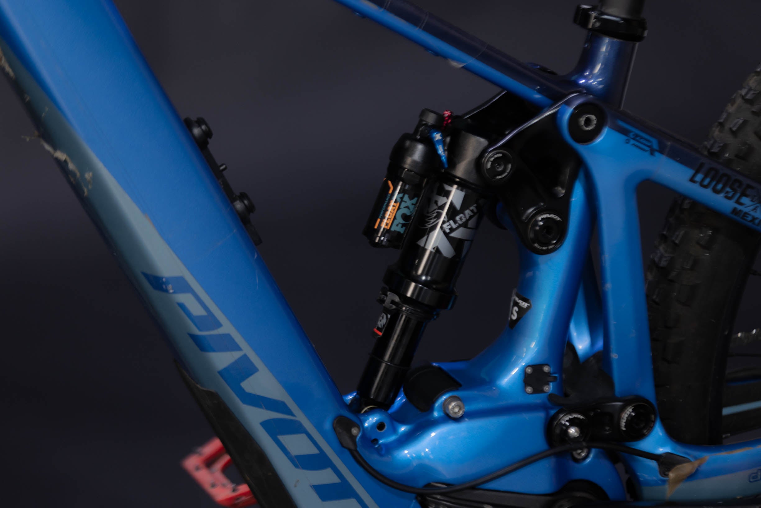 Bicicleta de Montaña Asistida Doble Suspensión Pivot Cycles Shuttle LT 29" Talla Small (2023) Seminueva