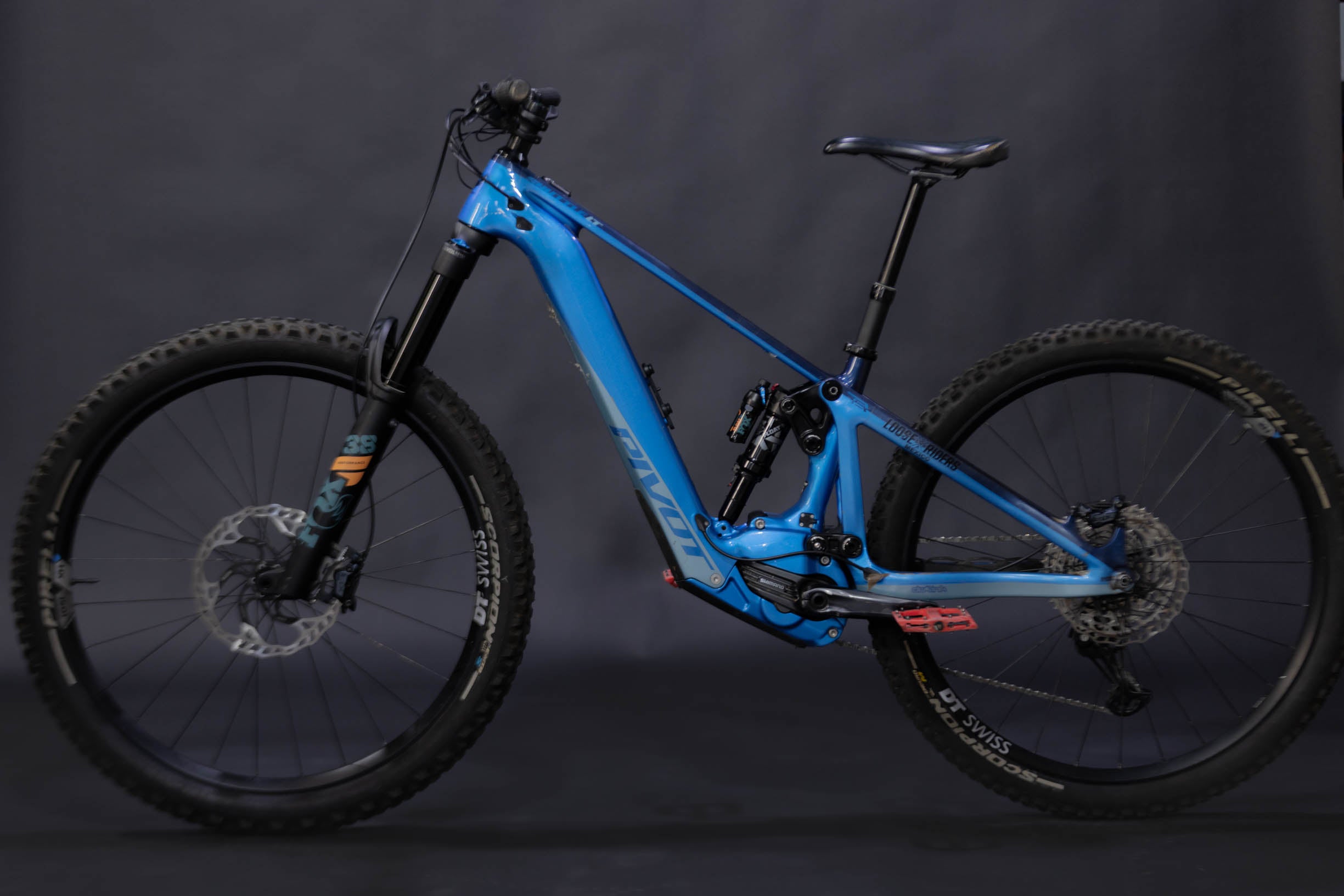 Bicicleta de Montaña Asistida Doble Suspensión Pivot Cycles Shuttle LT 29" Talla Small (2023) Seminueva