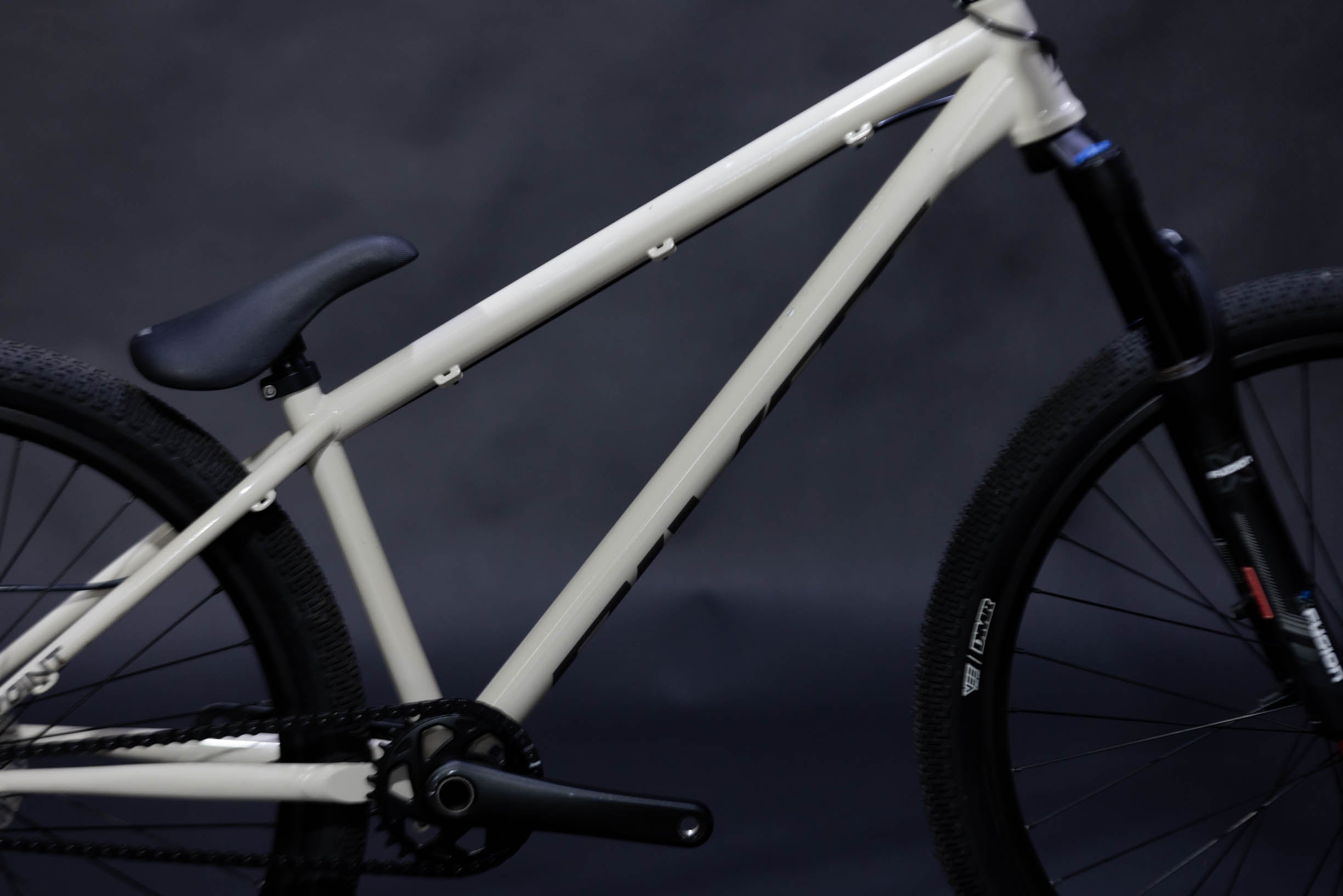 Bicicleta de ciudad Dirt Jump Pivot Point Talla Regular Rodado 26" (2024) Seminueva