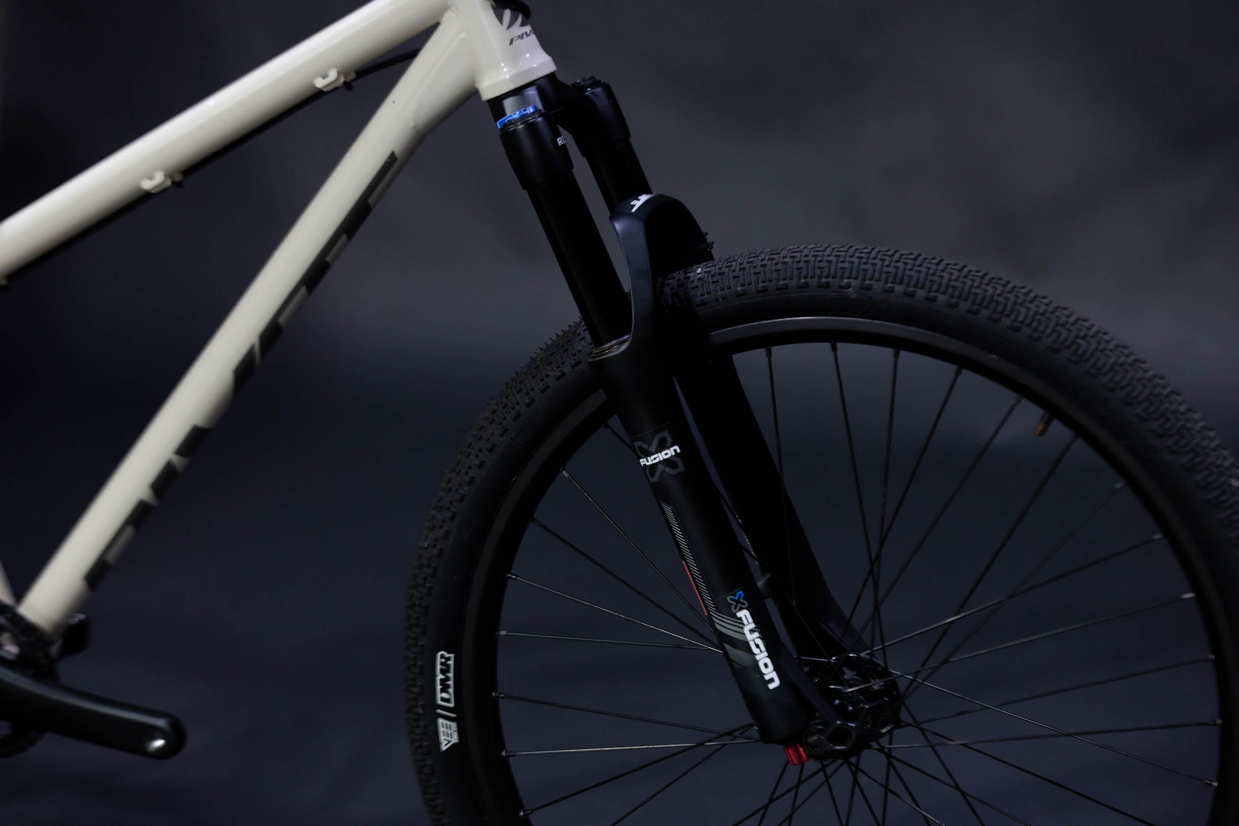 Bicicleta de ciudad Dirt Jump Pivot Point Talla Regular Rodado 26" (2024) Seminueva