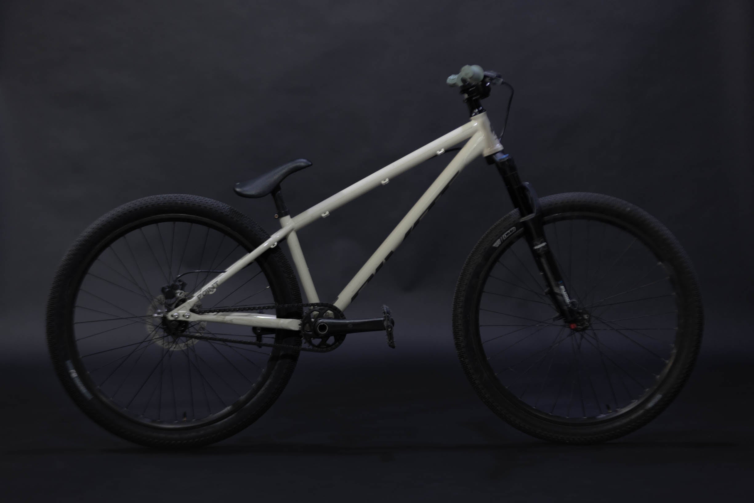 Bicicleta de ciudad Dirt Jump Pivot Point Talla Regular Rodado 26" (2024) Seminueva