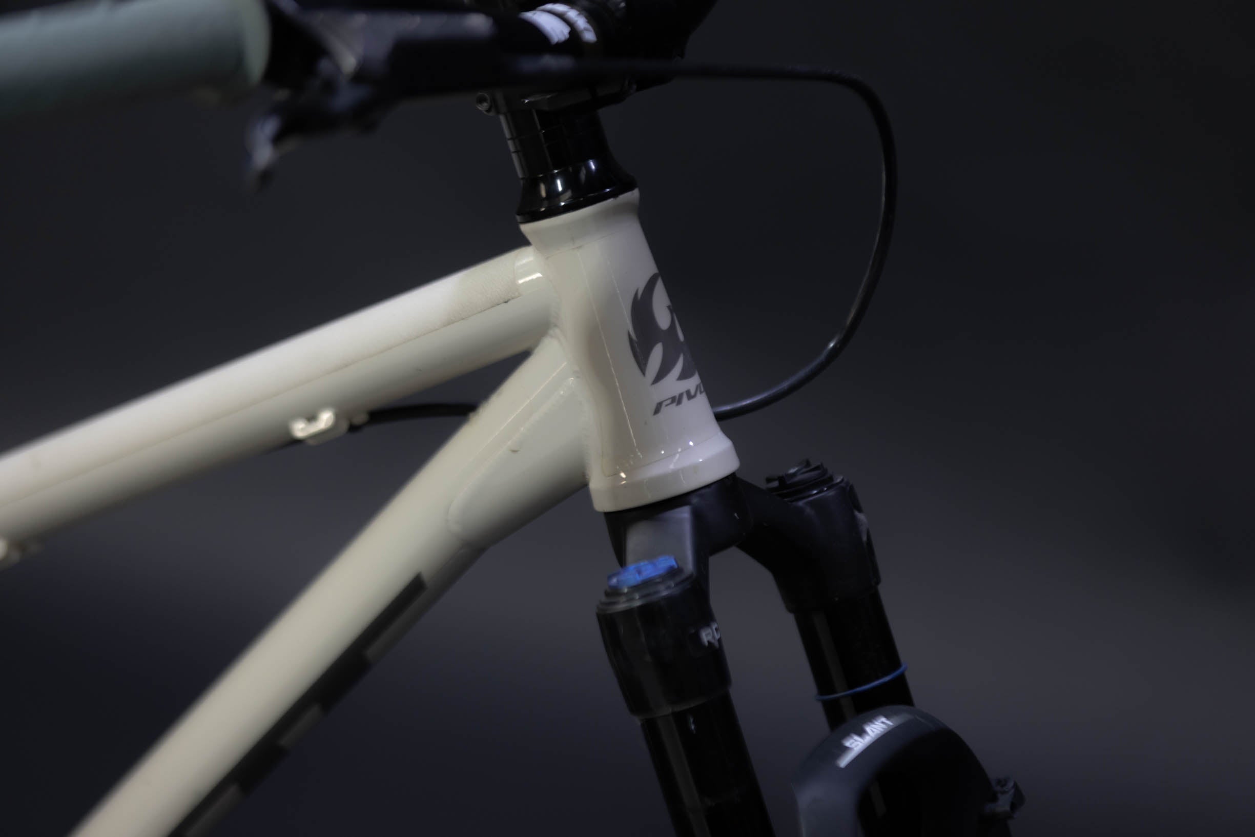 Bicicleta de ciudad Dirt Jump Pivot Point Talla Regular Rodado 26" (2024) Seminueva