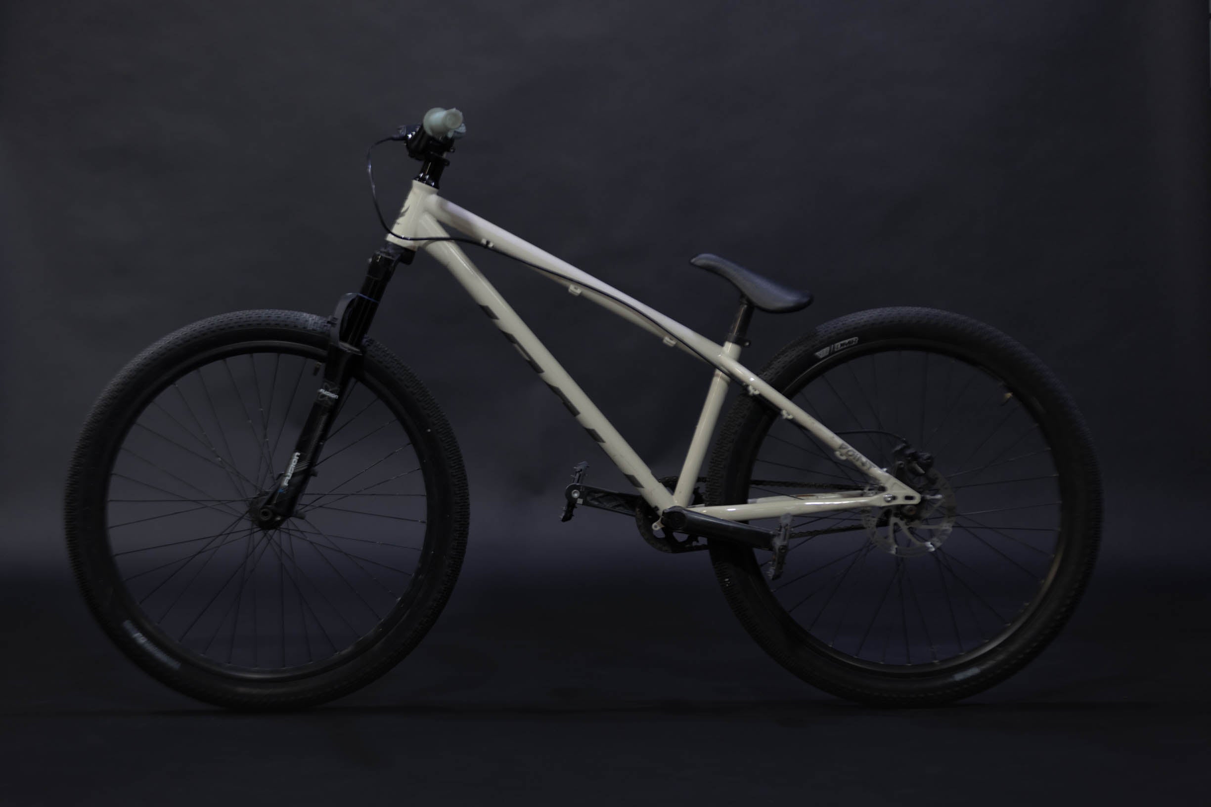 Bicicleta de ciudad Dirt Jump Pivot Point Talla Regular Rodado 26" (2024) Seminueva