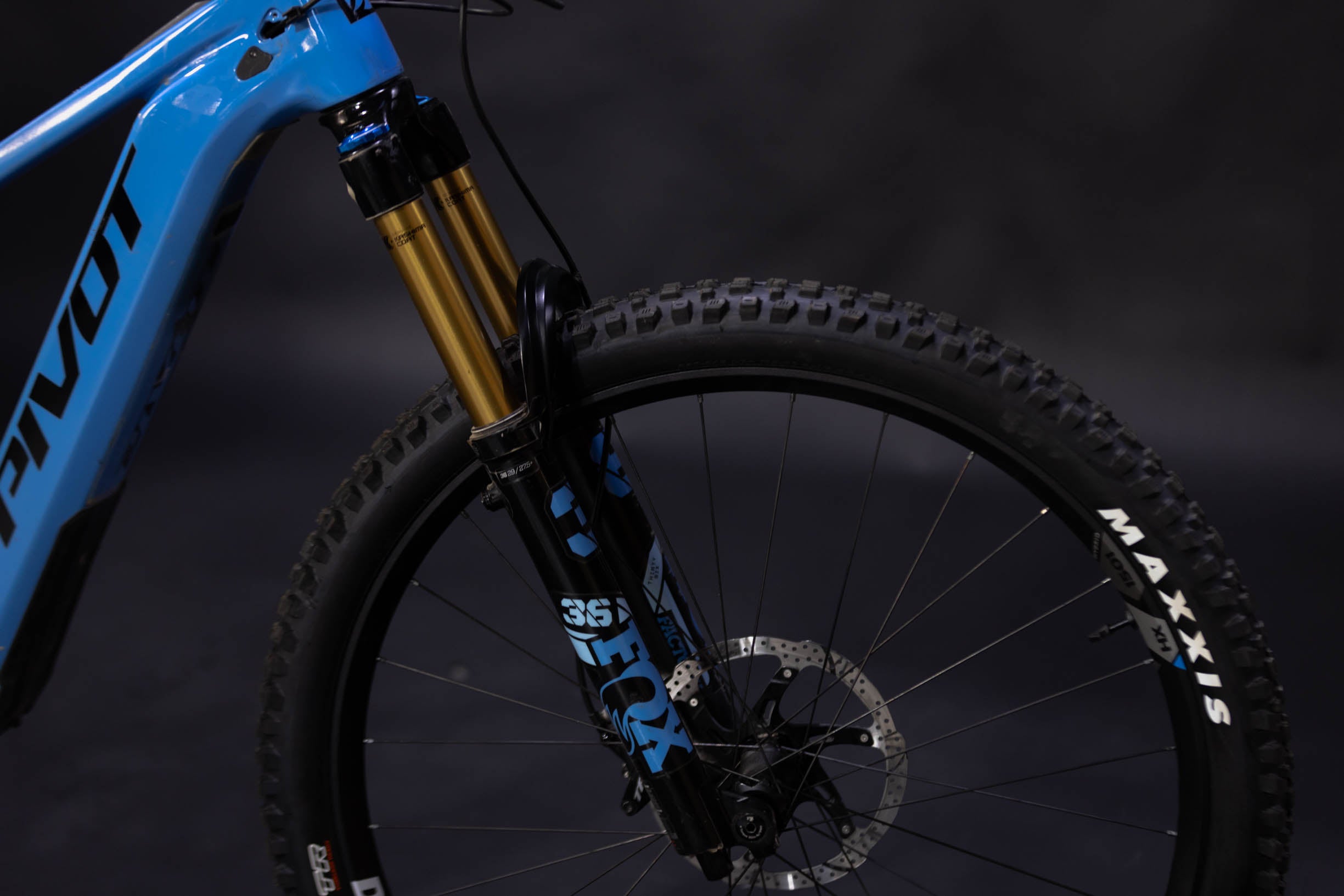 Bicicleta de Montaña Asistida Doble Suspensión Pivot Cycles Shuttle AM 29" Talla Small (2024) Seminueva