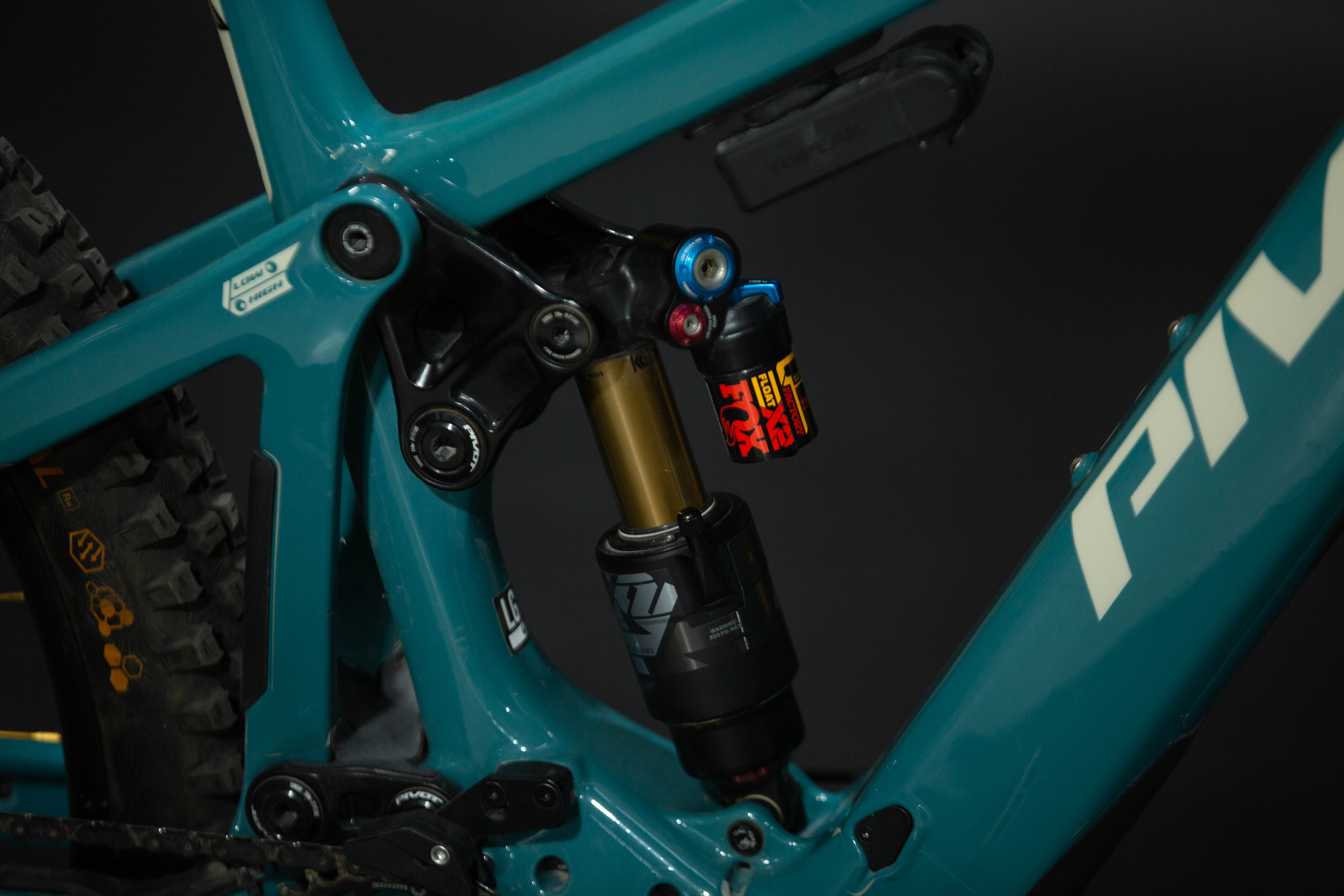 Bicicleta de Montaña Asistida Doble Suspensión Pivot Cycles Shuttle LT 29" Talla Large (2025) Seminueva