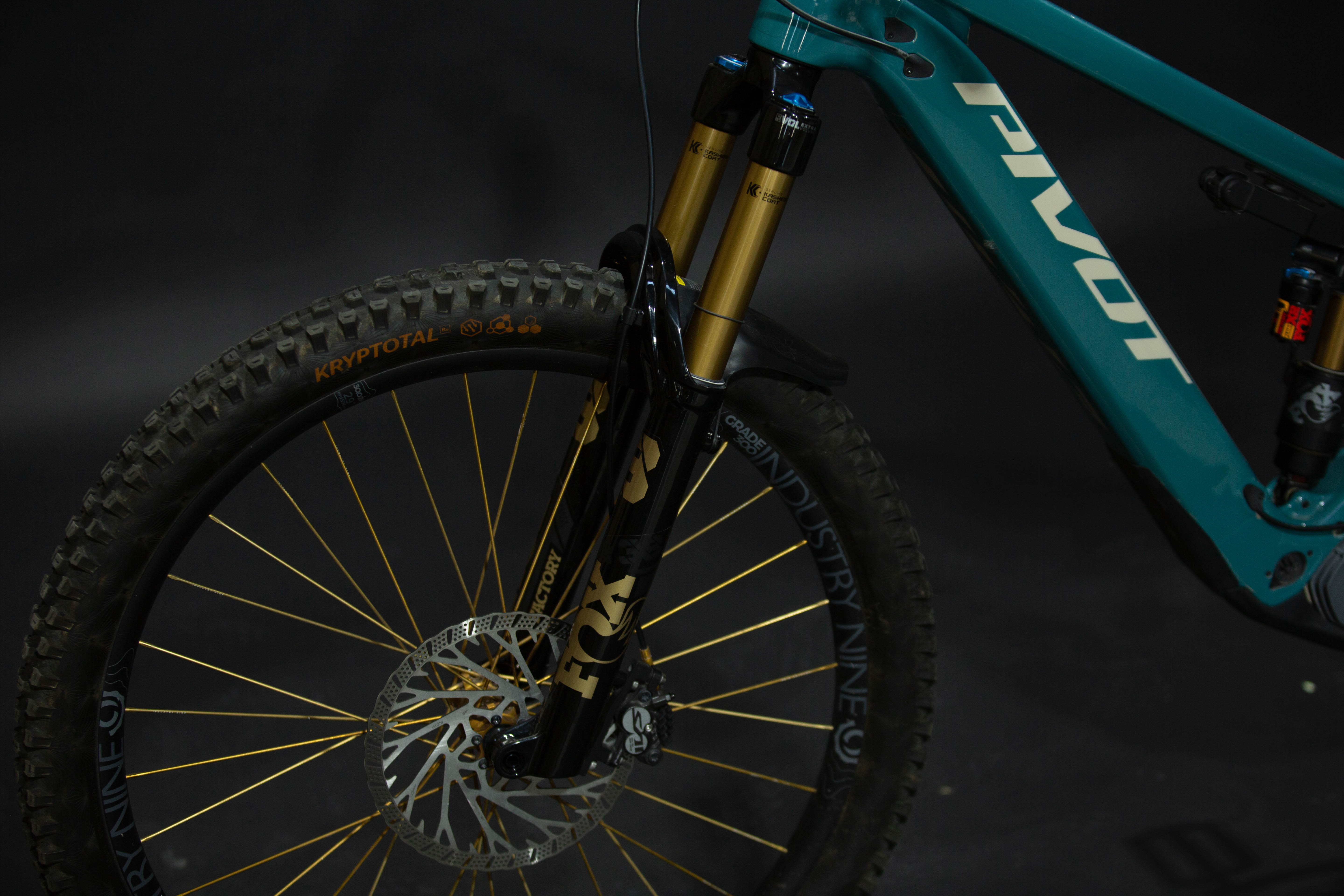 Bicicleta de Montaña Asistida Doble Suspensión Pivot Cycles Shuttle LT 29" Talla Large (2025) Seminueva