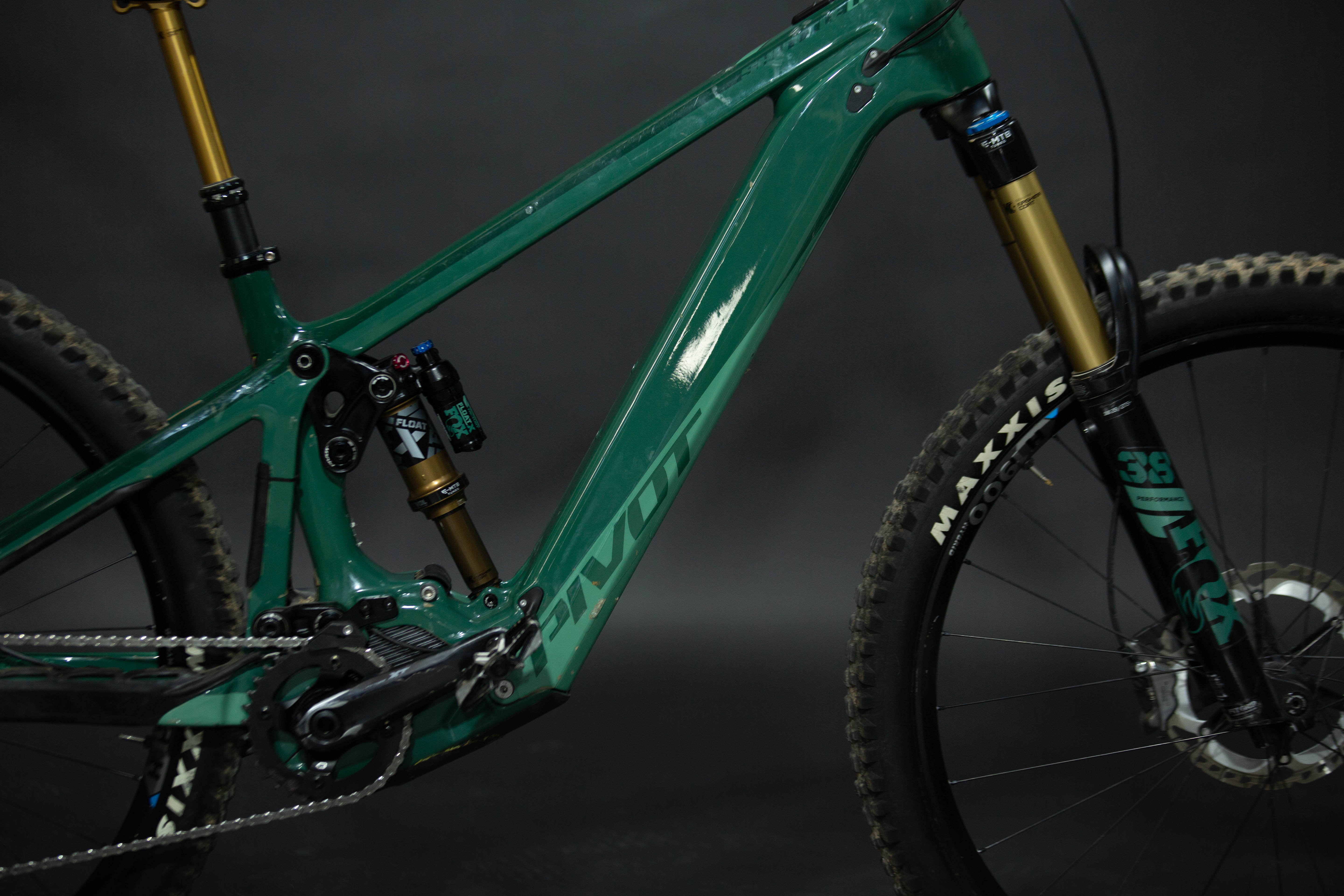 Bicicleta de Montaña Asistida Doble Suspensión Pivot Cycles Shuttle LT 29" Talla Medium (2023) Seminueva