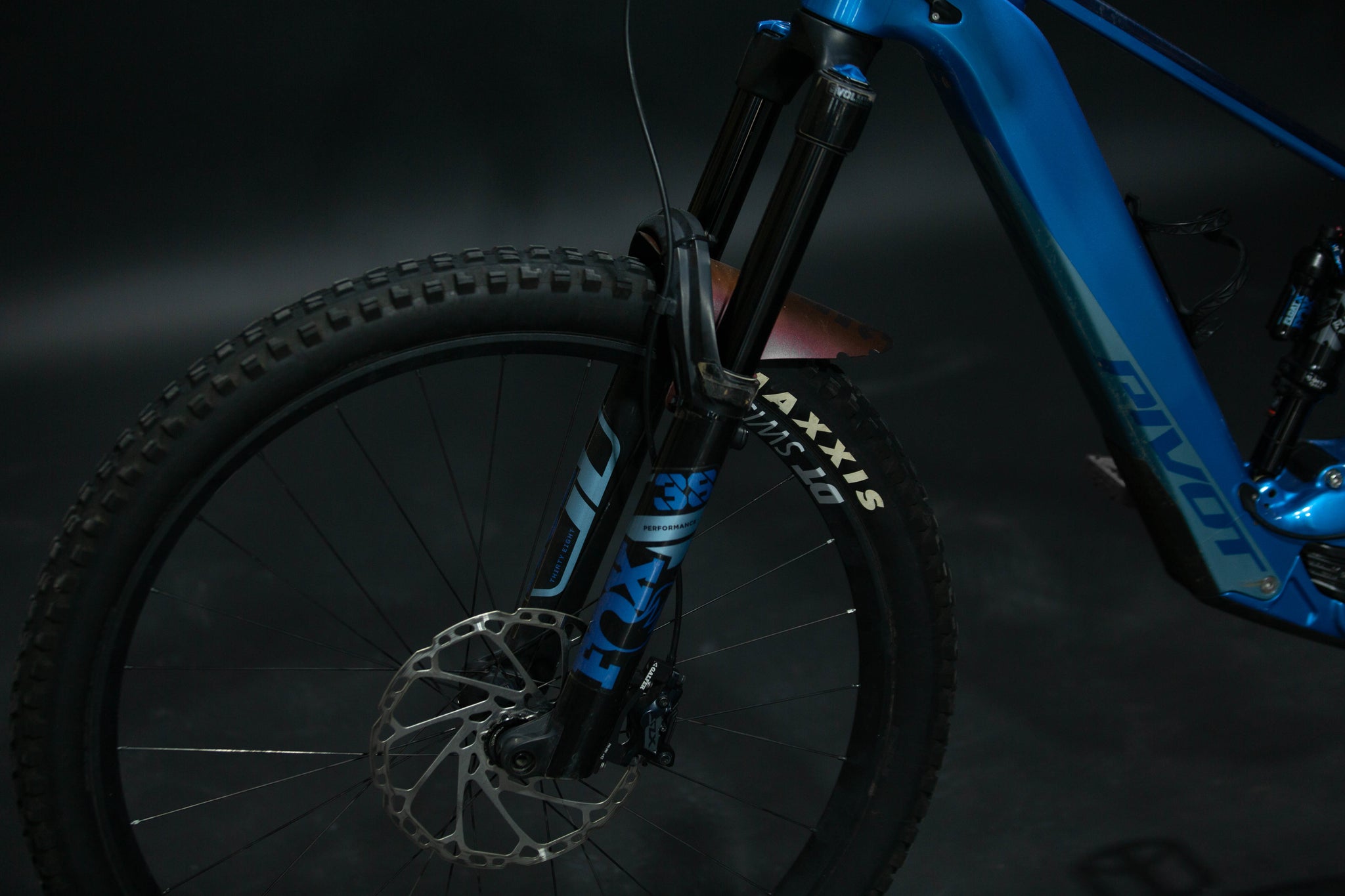 Bicicleta de Montaña Asistida Doble Suspensión Pivot Cycles Shuttle LT 29" Talla Small (2023) Seminueva