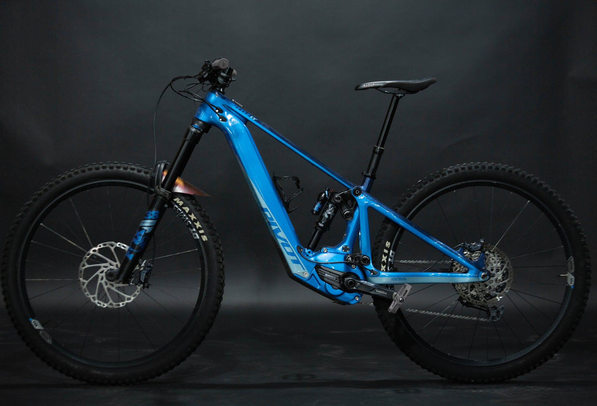 Bicicleta de Montaña Asistida Doble Suspensión Pivot Cycles Shuttle LT 29" Talla Small (2023) Seminueva