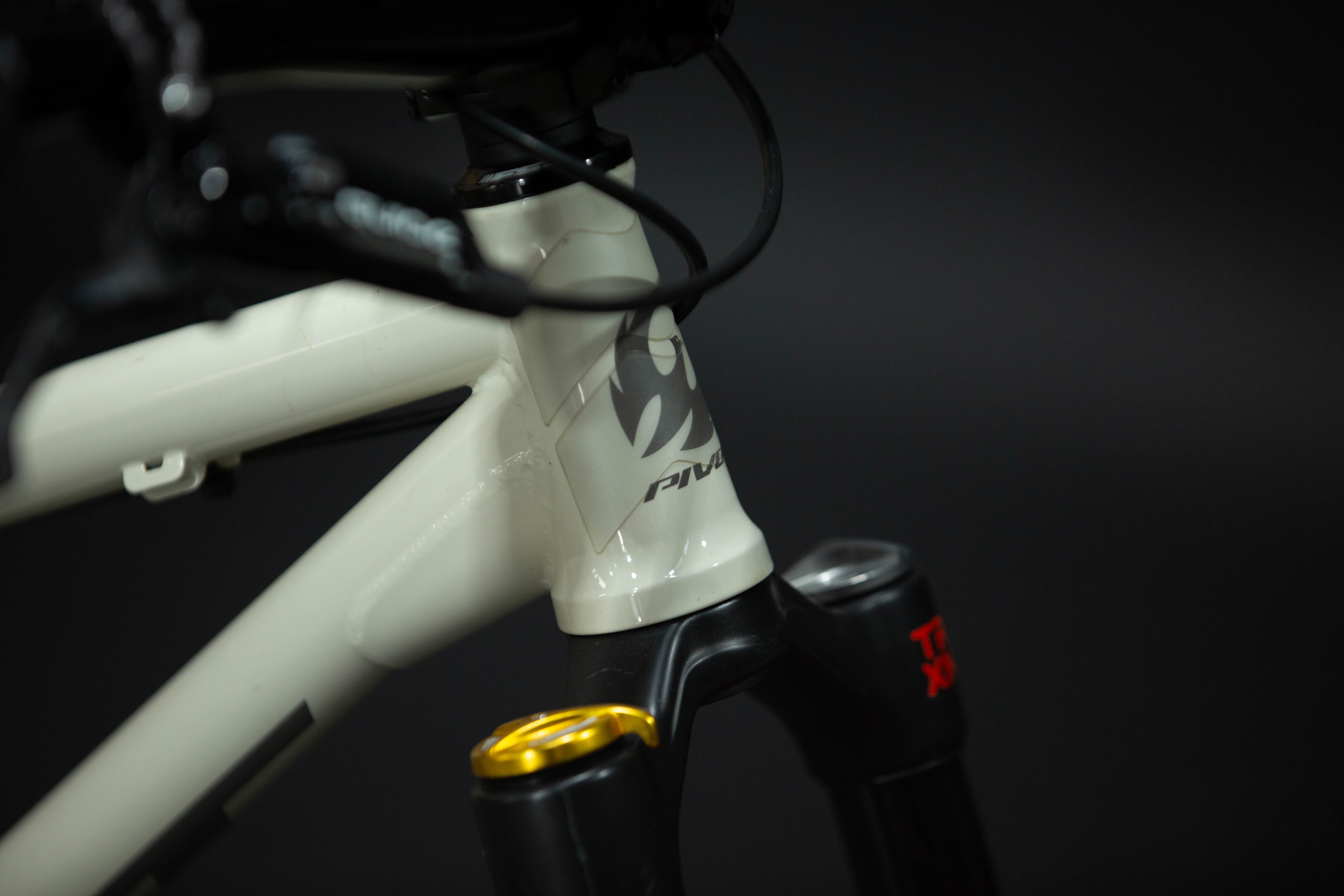 Bicicleta de ciudad Dirt Jump Pivot Point Talla Regular Rodado 26" (2024) Seminueva