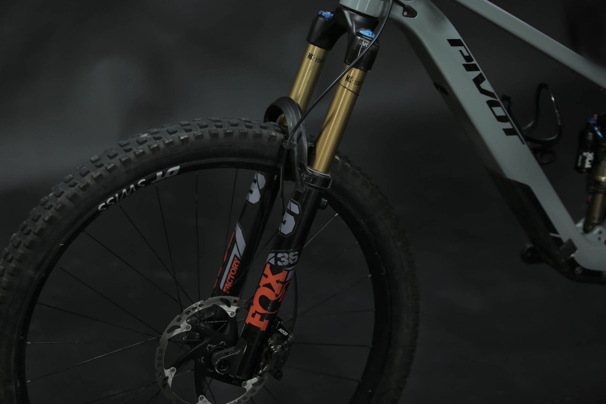 Bicicleta de Montaña Asistida Doble Suspensión Pivot Cycles Shuttle SL 29" Talla Medium (2022) Seminueva