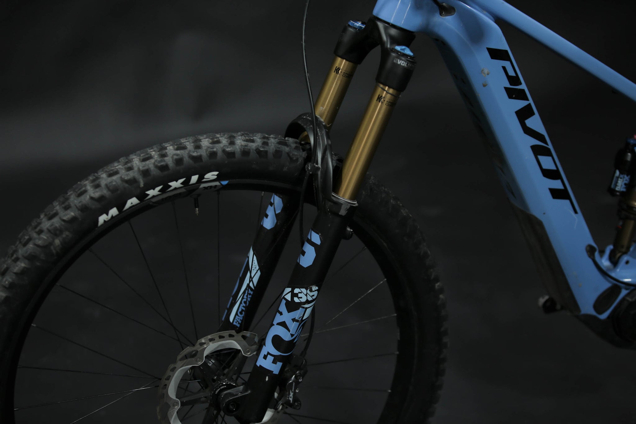 Bicicleta de Montaña Asistida Doble Suspensión Pivot Cycles Shuttle AM 29" Talla Small (2024) Seminueva