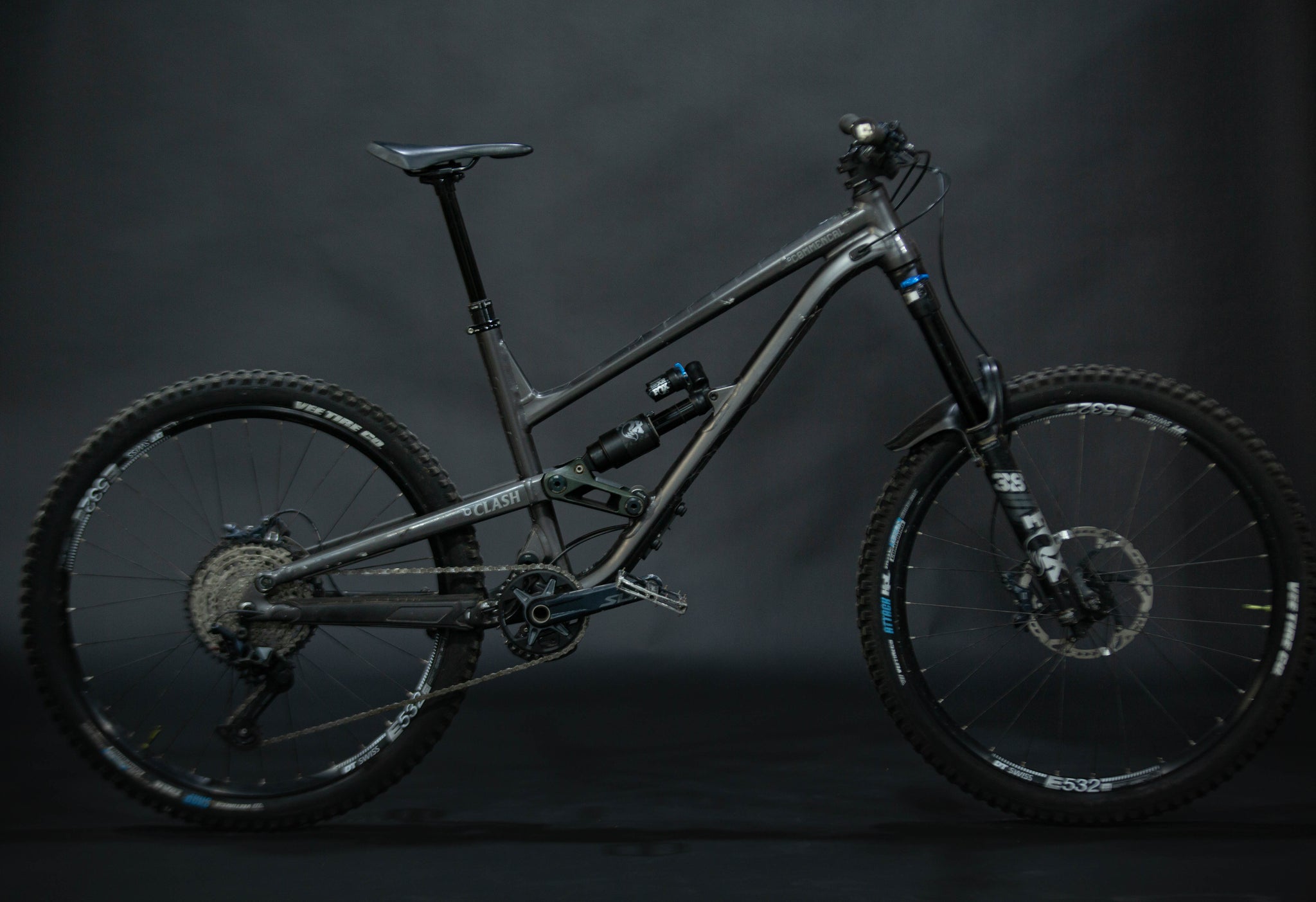 Bicicleta de Montaña Doble Suspension Commencal Clash Race 27.5" Talla Large (2022) Seminueva