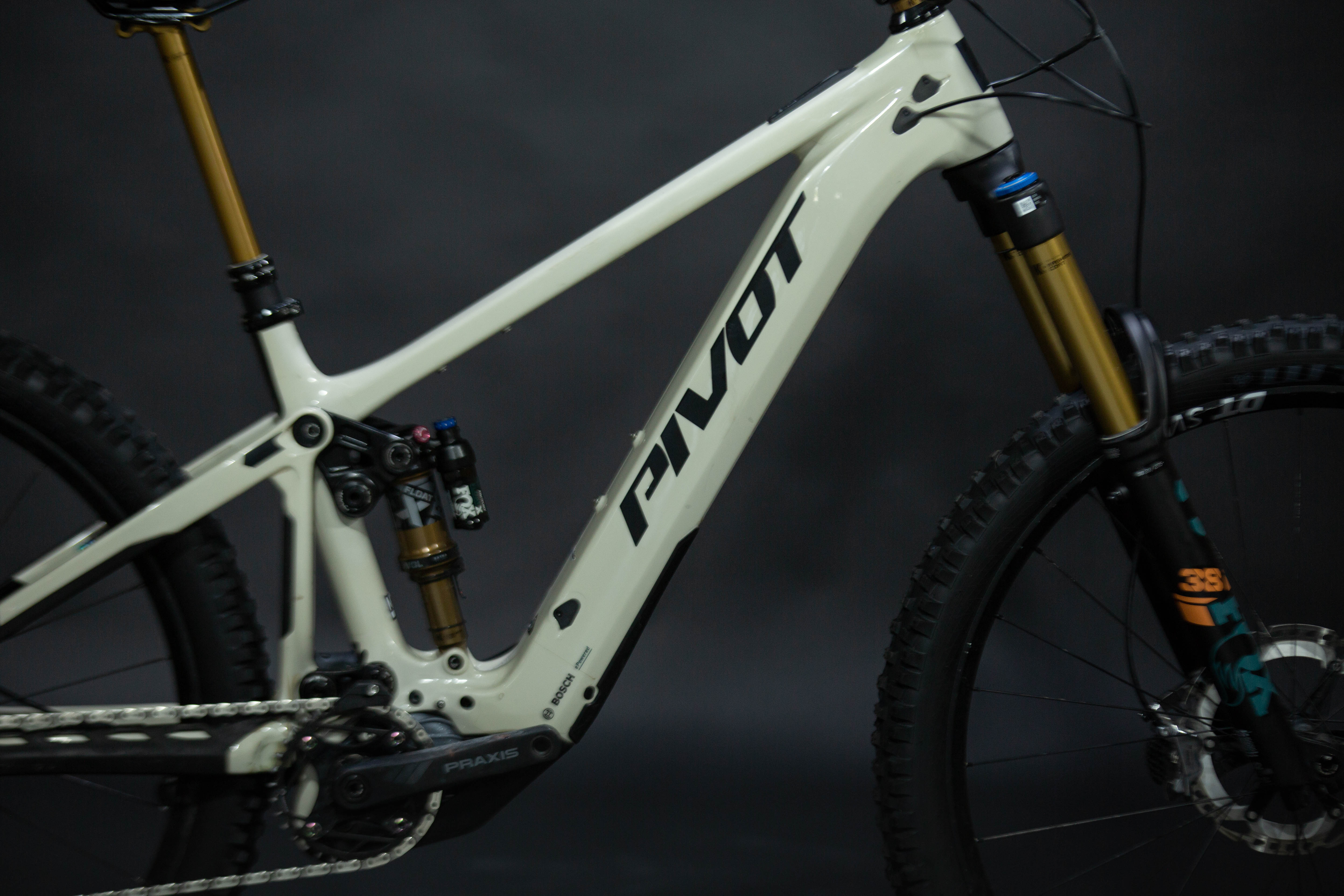 Bicicleta de Montaña Asistida Doble Suspensión Pivot Cycles Shuttle AM 29" Talla Medium (2024) Seminueva