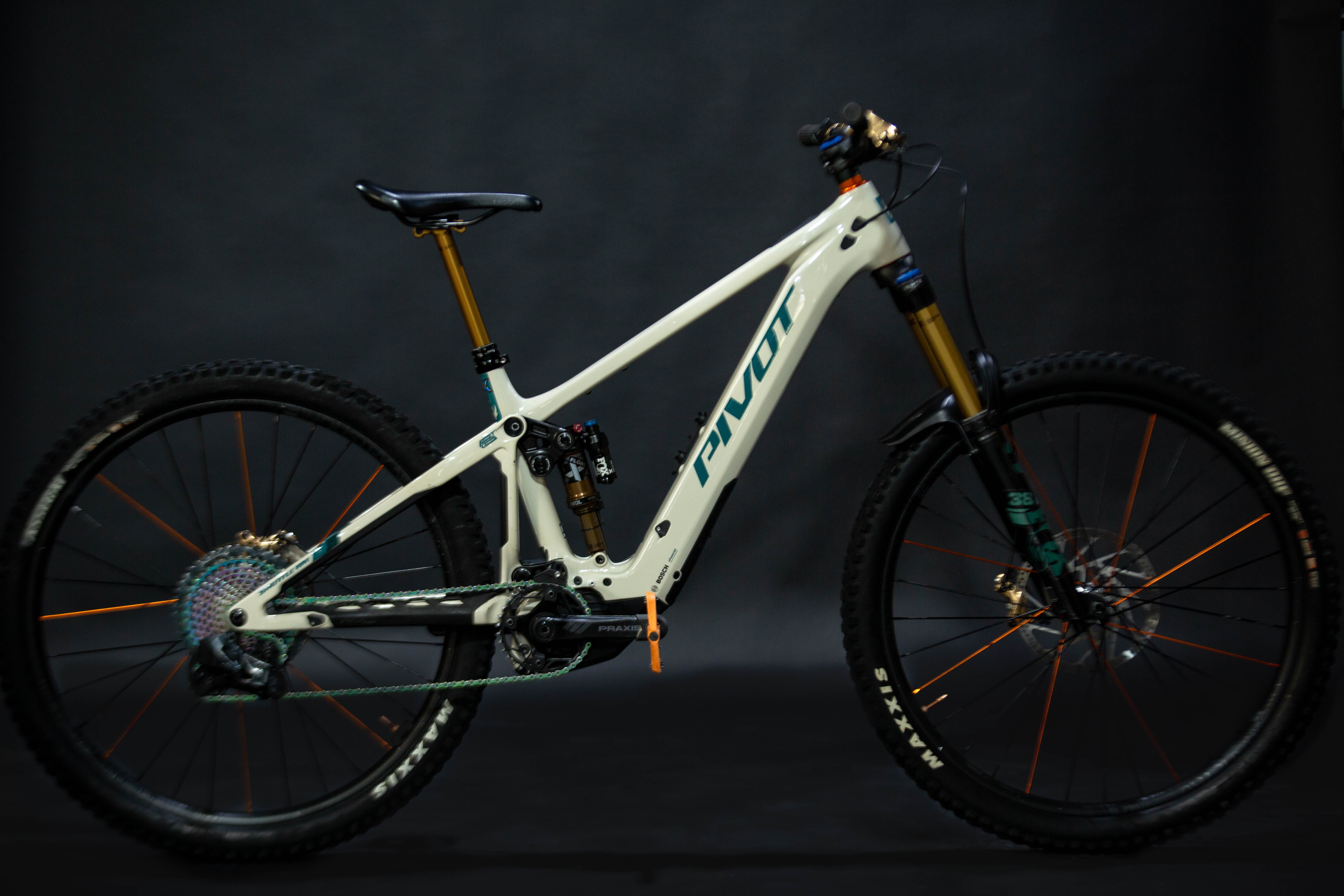 Bicicleta de Montaña Asistida Doble Suspensión Pivot Cycles Shuttle AM 29" Talla Medium (2024) Seminueva