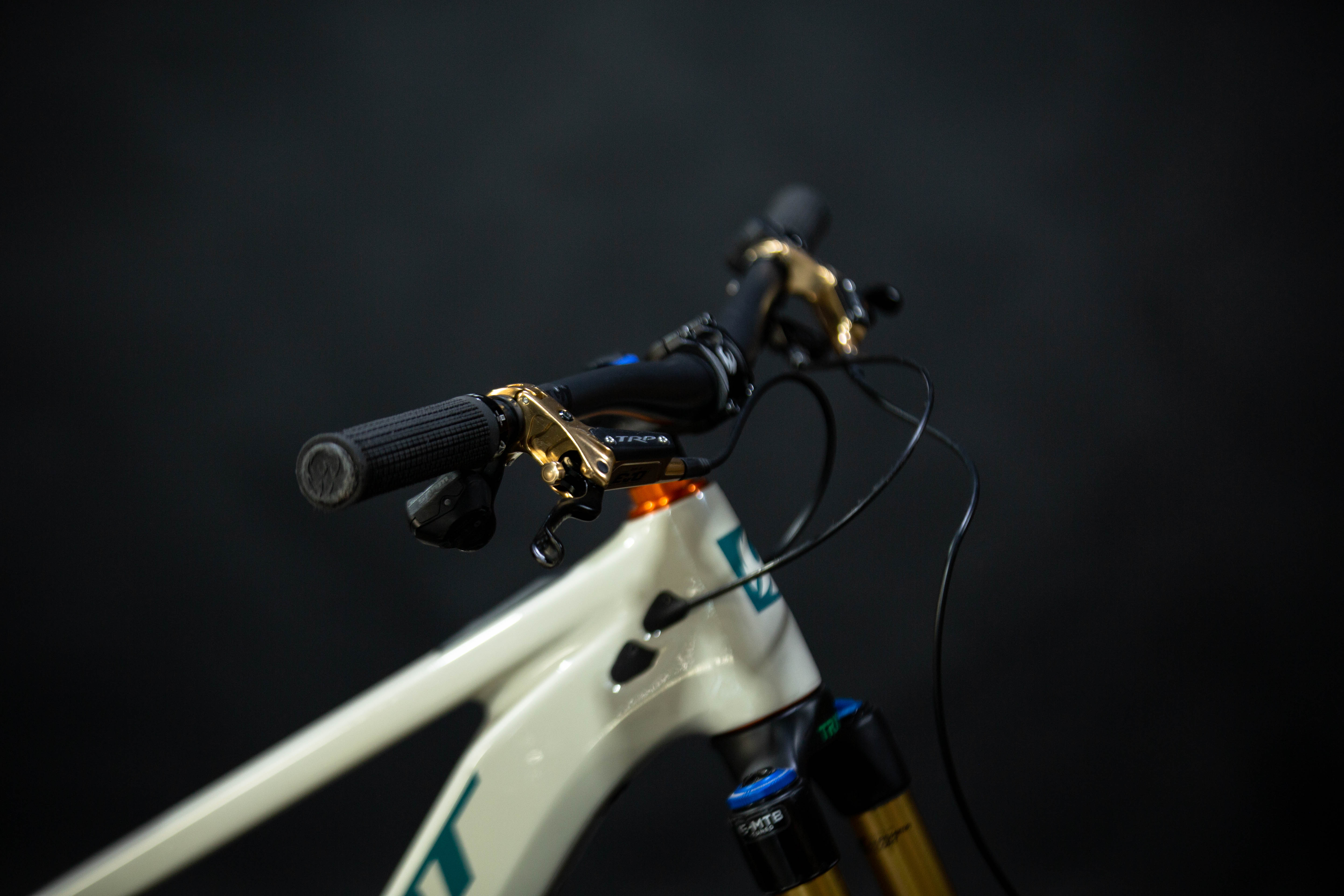 Bicicleta de Montaña Asistida Doble Suspensión Pivot Cycles Shuttle AM 29" Talla Medium (2024) Seminueva