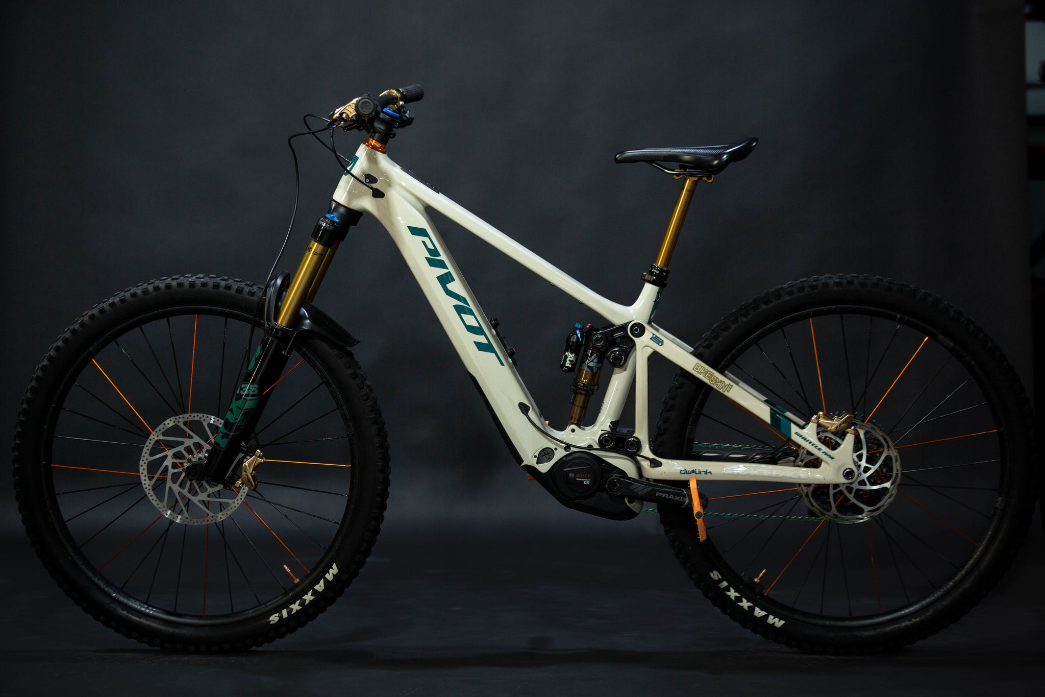 Bicicleta de Montaña Asistida Doble Suspensión Pivot Cycles Shuttle AM 29" Talla Medium (2024) Seminueva