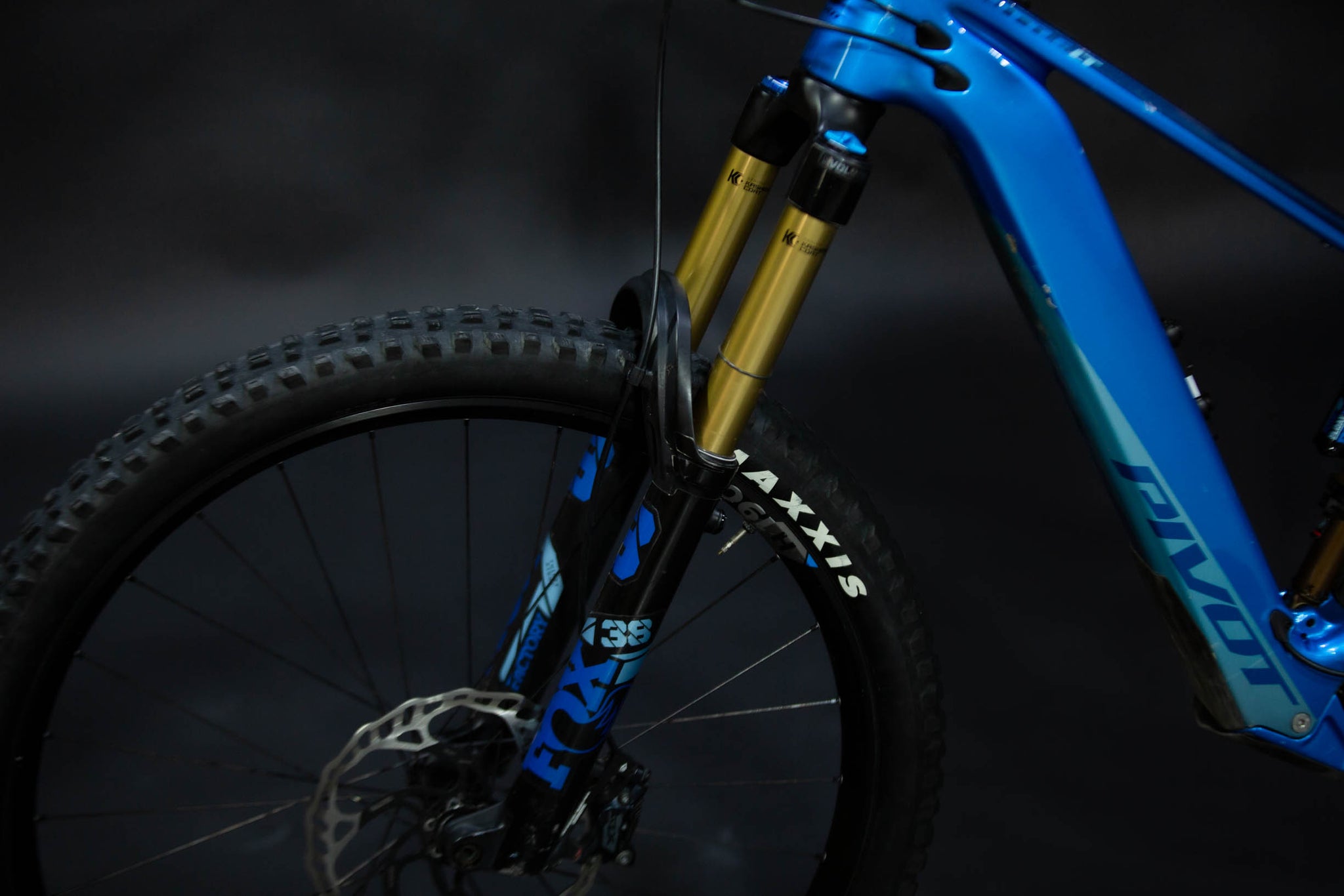 Bicicleta de Montaña Asistida Doble Suspensión Pivot Cycles Shuttle LT 29" Talla Small (2023) Seminueva