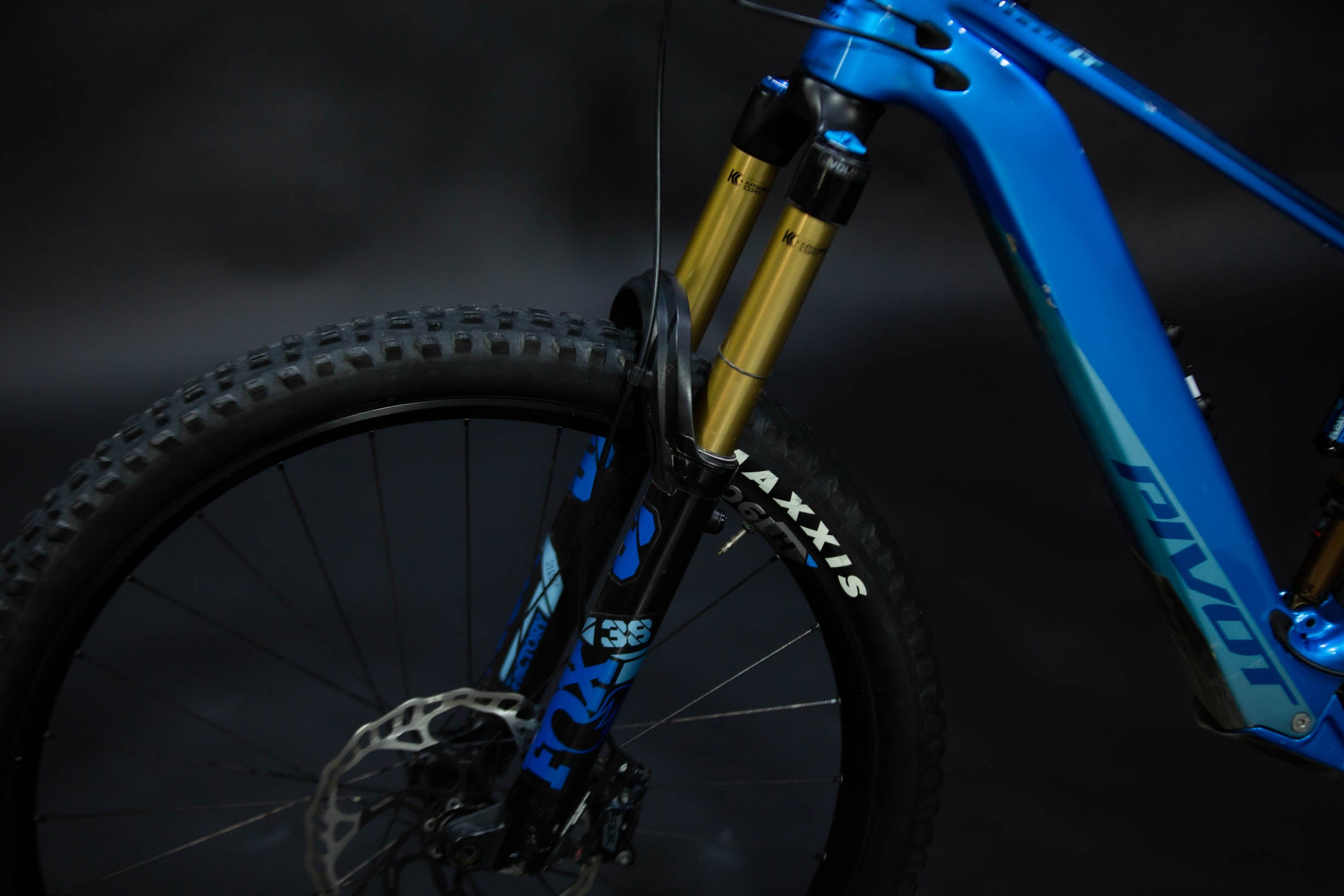 Bicicleta de Montaña Asistida Doble Suspensión Pivot Cycles Shuttle LT 29" Talla Small (2023) Seminueva