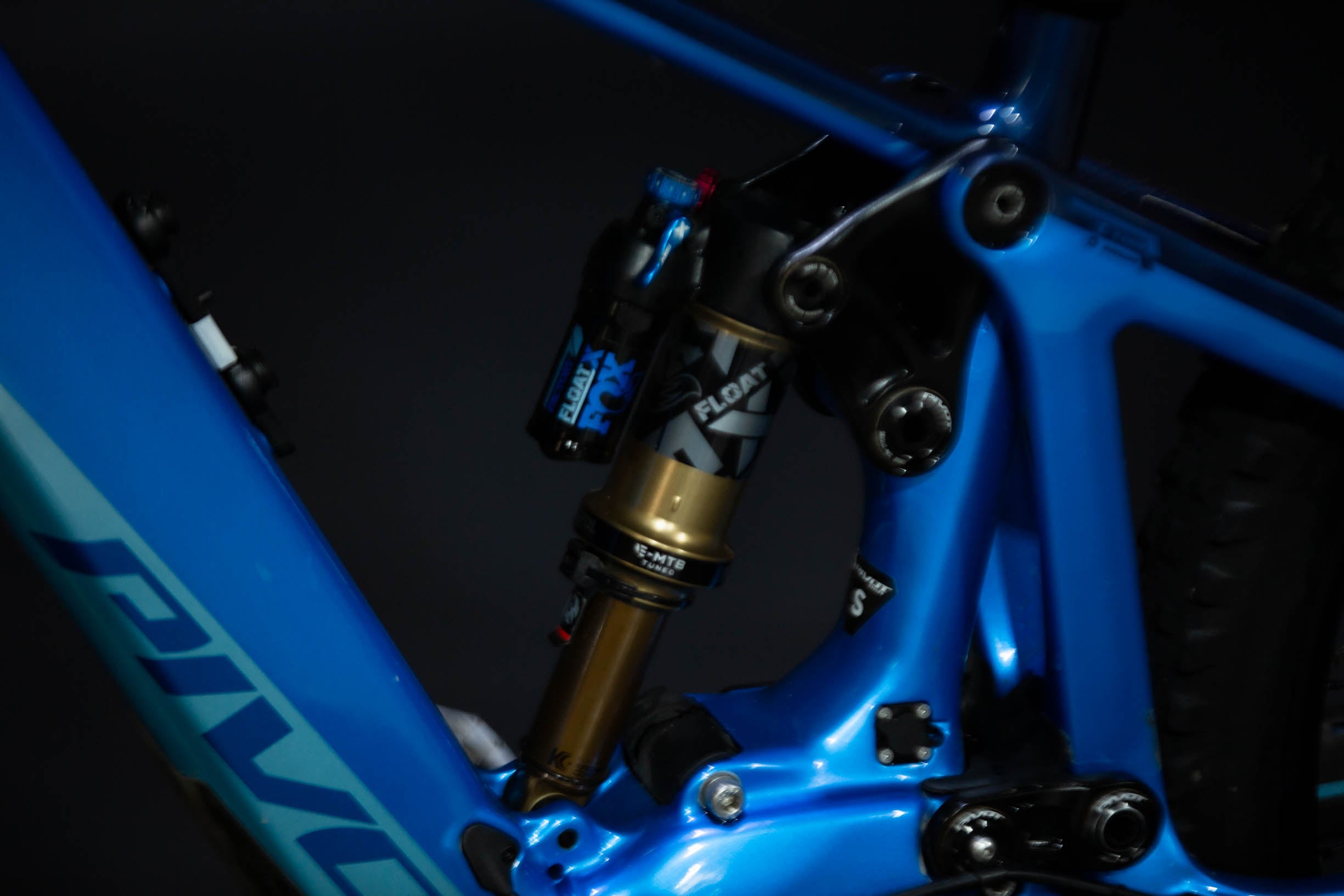 Bicicleta de Montaña Asistida Doble Suspensión Pivot Cycles Shuttle LT 29" Talla Small (2023) Seminueva