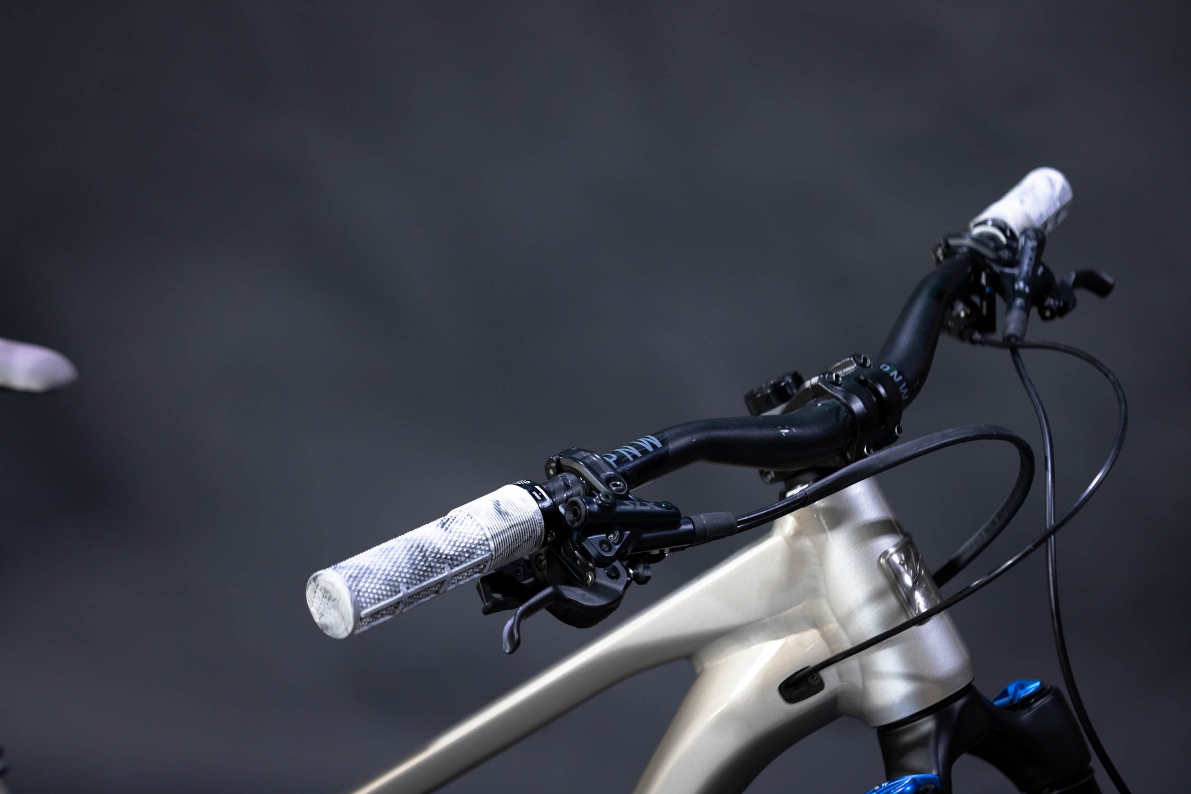 Bicicleta de Montaña Doble Suspensión Marin Bikes Alpine XR  27.5/"29" Talla Large (2025) Seminueva