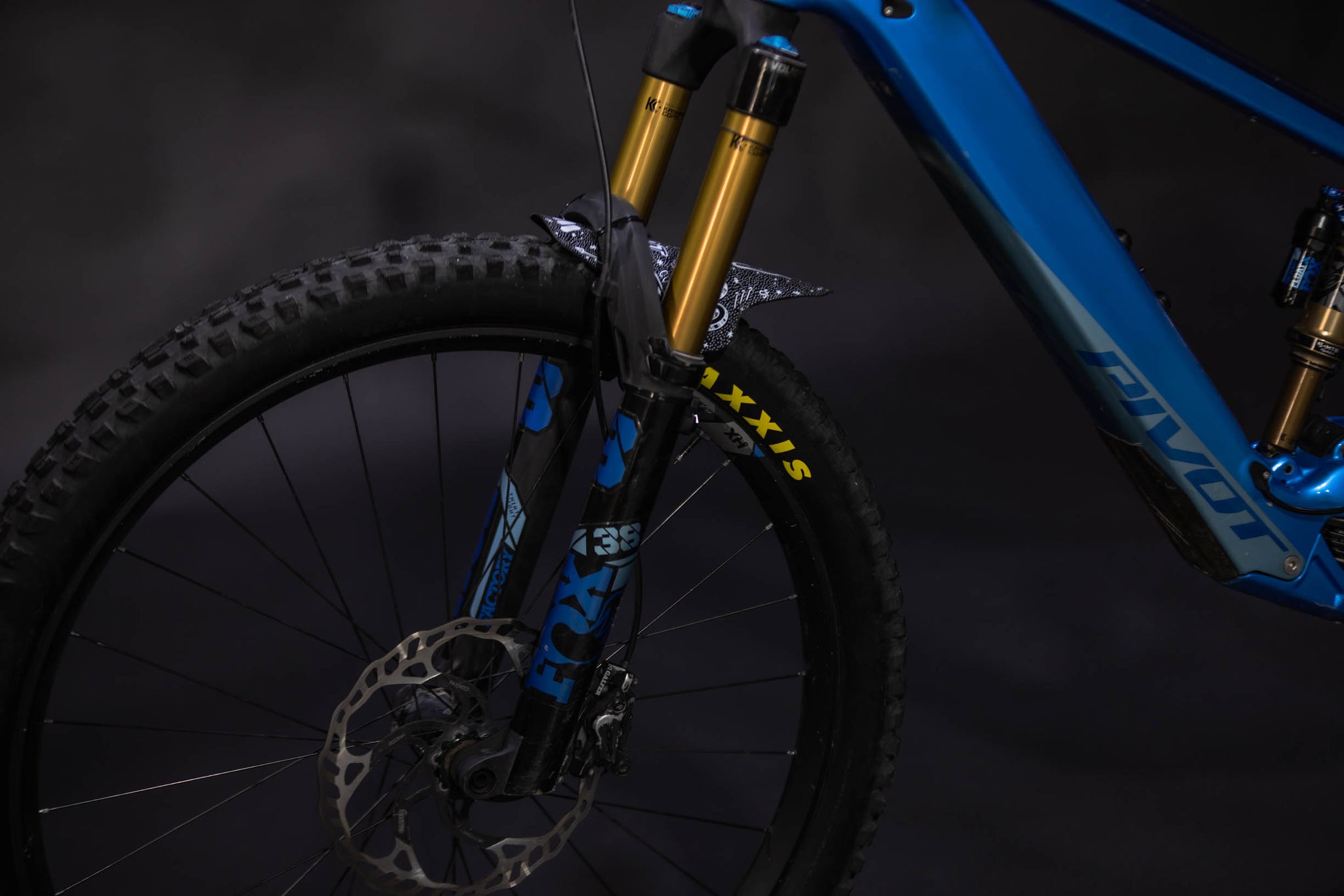 Bicicleta de Montaña Asistida Doble Suspensión Pivot Cycles Shuttle LT 29" Talla Large (2023) Seminueva