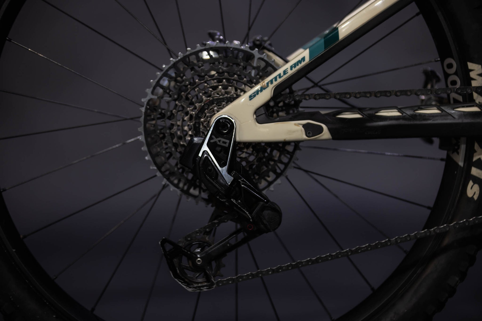 Bicicleta de Montaña Asistida Doble Suspensión Pivot Cycles Shuttle AM 29" Talla Large (2024) Seminueva