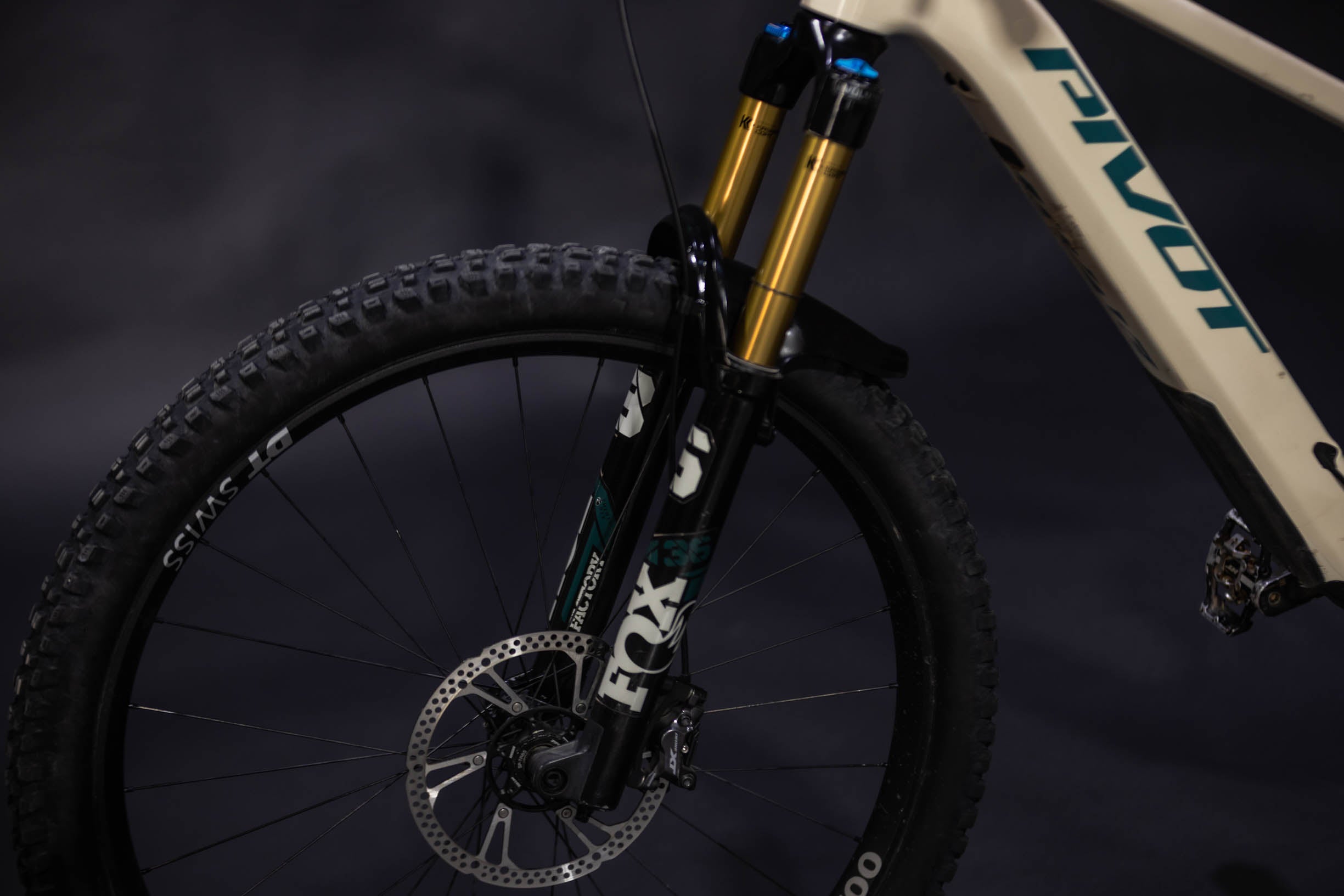 Bicicleta de Montaña Asistida Doble Suspensión Pivot Cycles Shuttle AM 29" Talla Large (2024) Seminueva