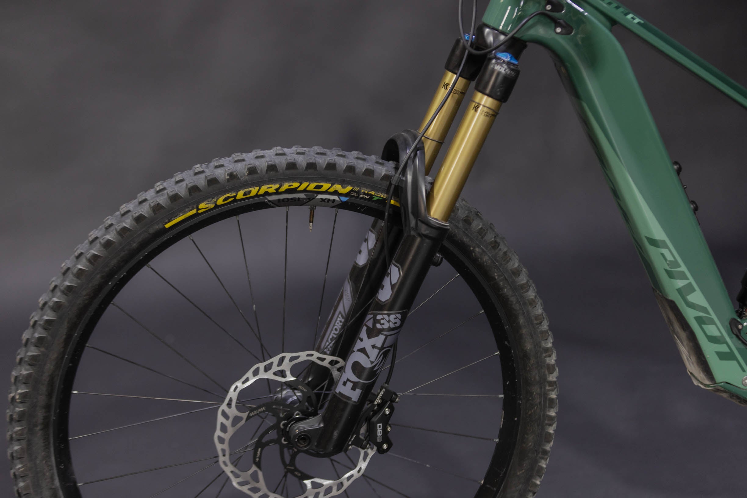 Bicicleta de Montaña Asistida Doble Suspensión Pivot Cycles Shuttle LT 29" Talla Small (2023) Seminueva