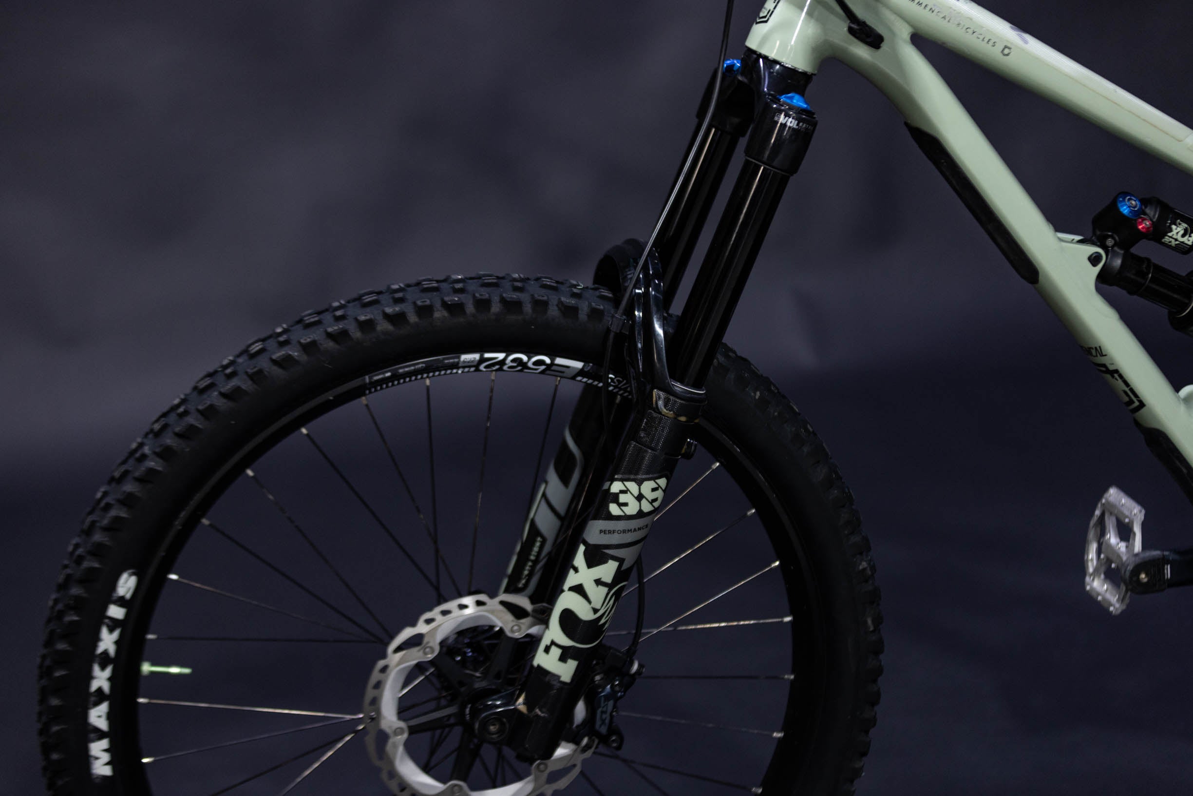 Bicicleta de Montaña Doble Suspension Commencal Clash 27.5" Talla Medium (2021) Seminueva