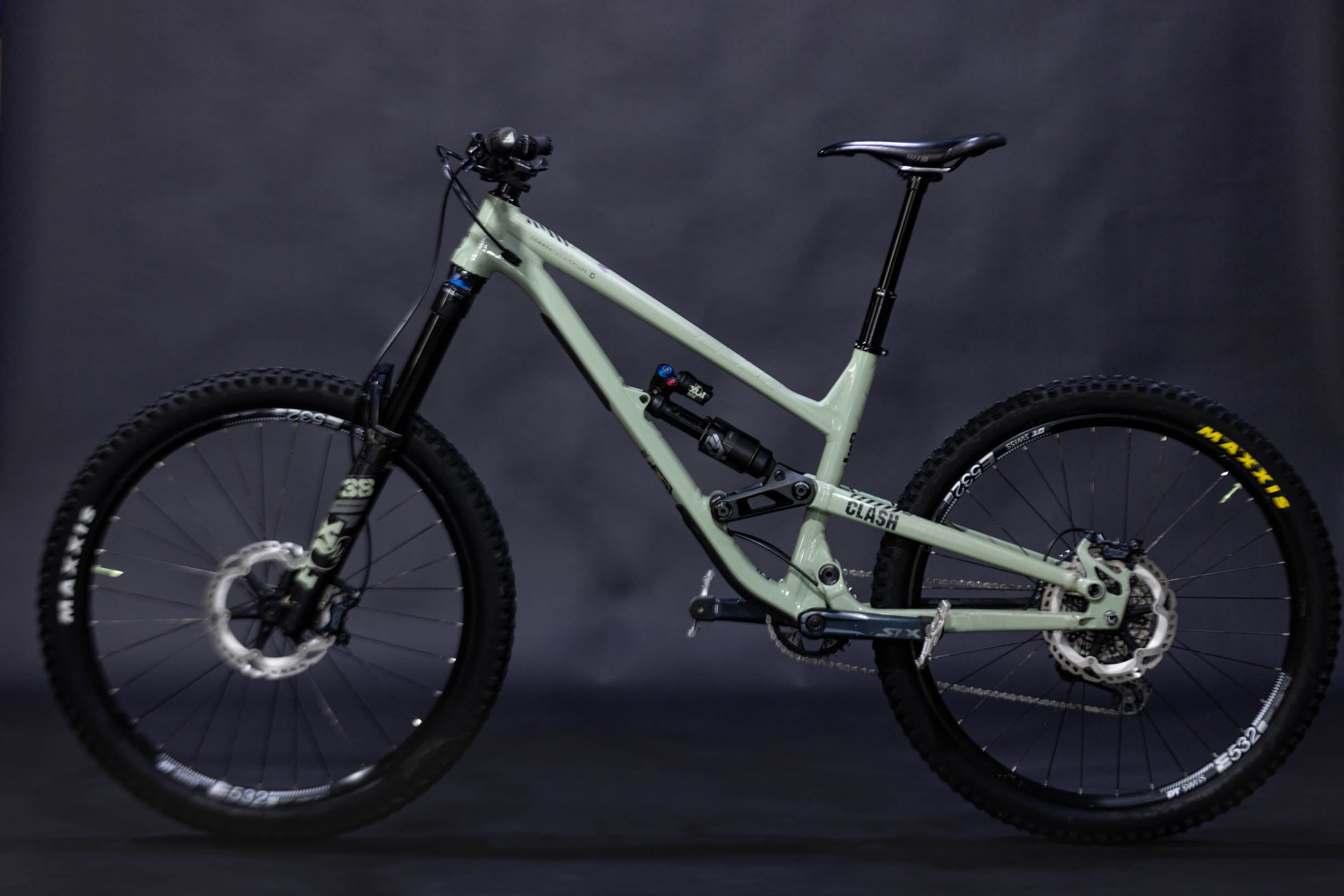 Bicicleta de Montaña Doble Suspension Commencal Clash 27.5" Talla Medium (2021) Seminueva