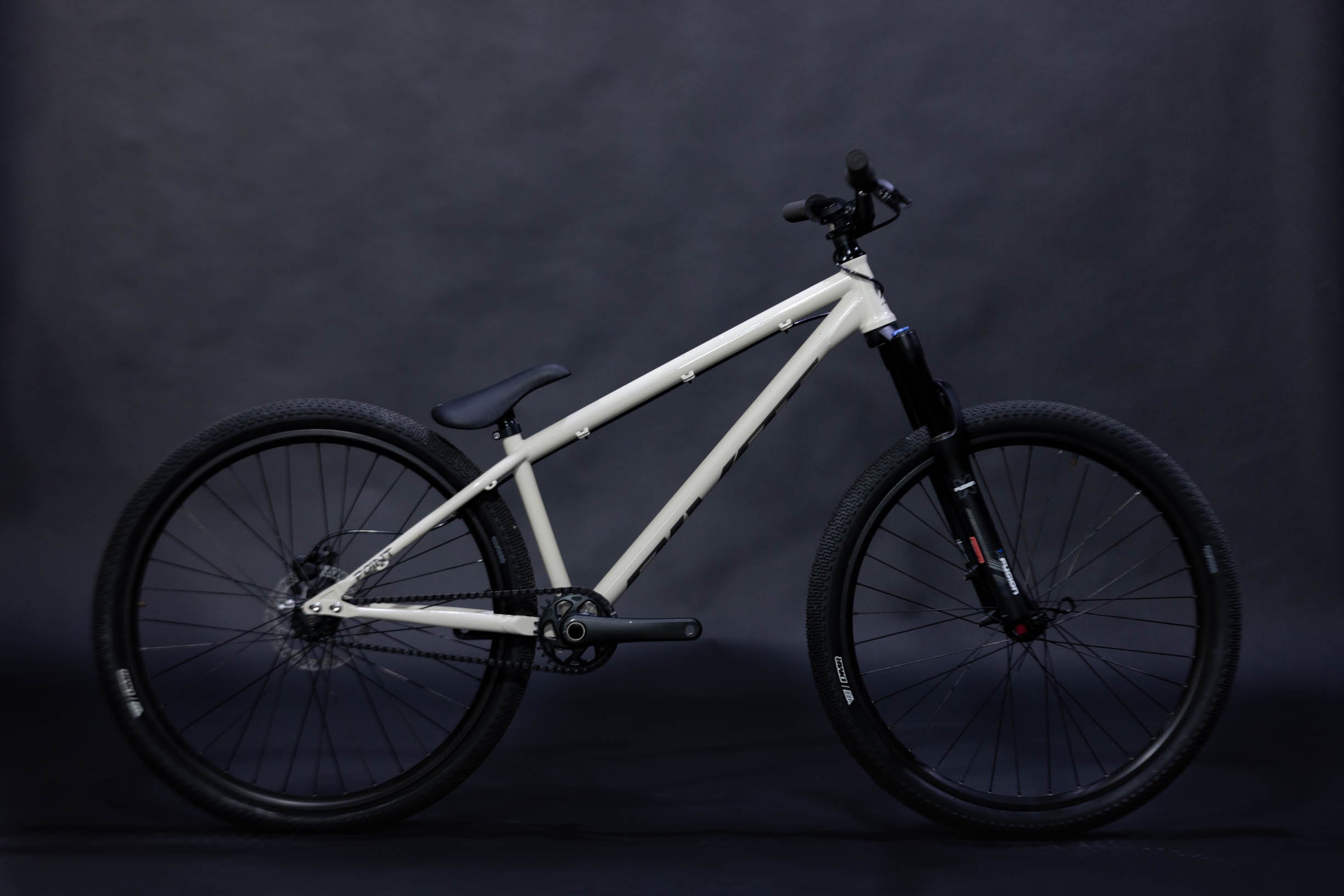 Bicicleta de ciudad Dirt Jump Pivot Point Talla Regular Rodado 26" (2024) Seminueva