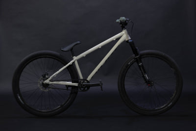 Bicicleta de ciudad Dirt Jump Pivot Point Talla Regular Rodado 26" (2024) Seminueva