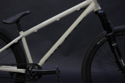 Bicicleta de ciudad Dirt Jump Pivot Point Talla Regular Rodado 26" (2024) Seminueva