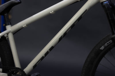 Bicicleta de ciudad Dirt Jump Pivot Point Talla Regular Rodado 26" (2024) Seminueva