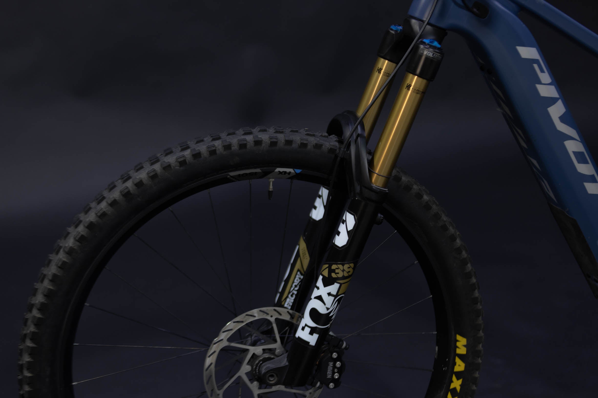 Bicicleta de Montaña Asistida Doble Suspensión Pivot Cycles Shuttle AM 29" Talla Medium (2025) Seminueva