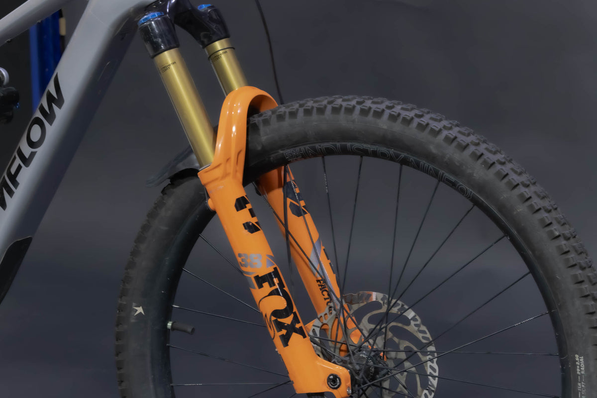 Bicicleta de Montaña Asistida Doble Suspensión Amflow PL Carbon  29" Talla Medium (2025) (Seminueva)