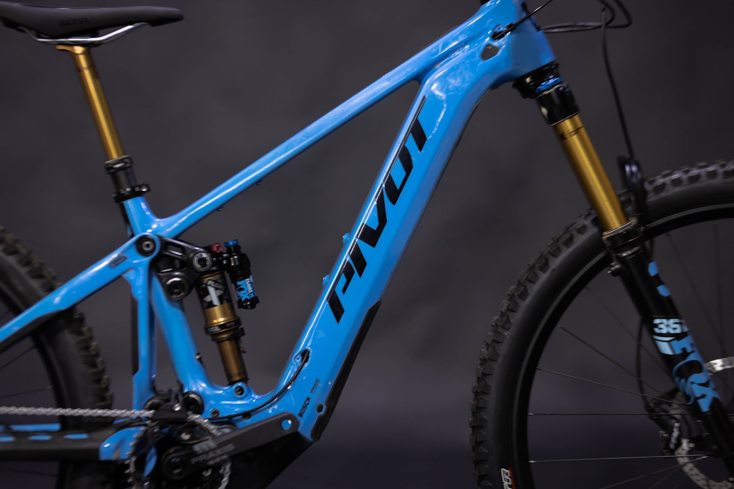 Bicicleta de Montaña Asistida Doble Suspensión Pivot Cycles Shuttle AM 29" Talla Small (2024) Seminueva